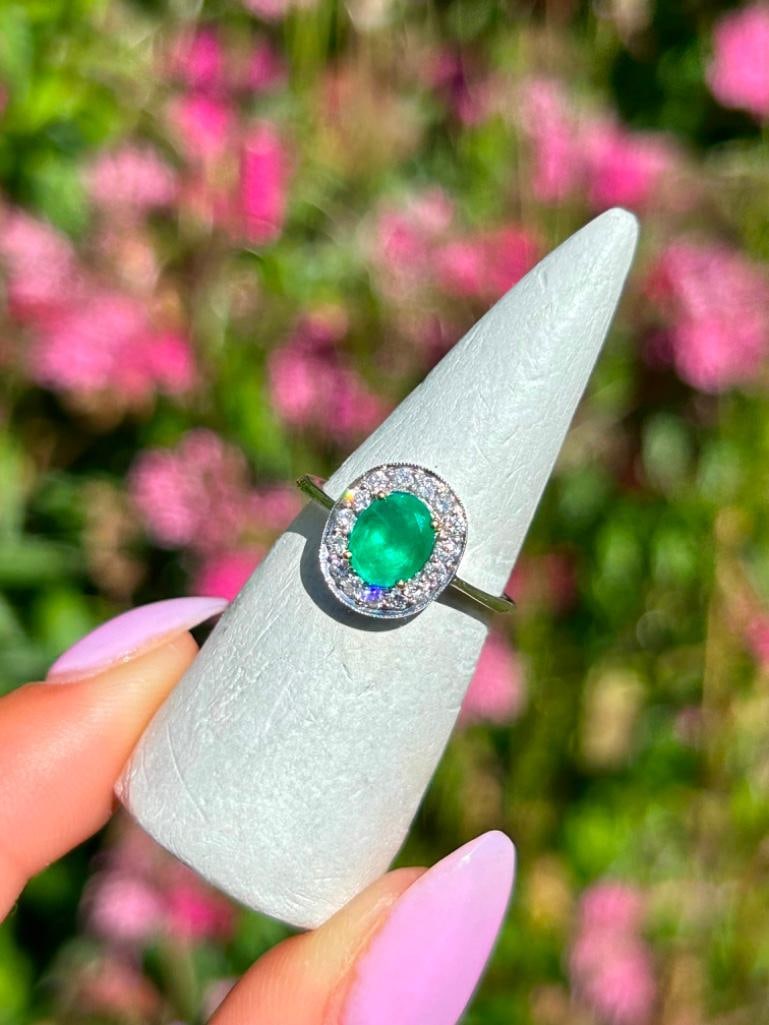 Vintage 18ct White Gold Emerald and Diamond Halo Ring - 2