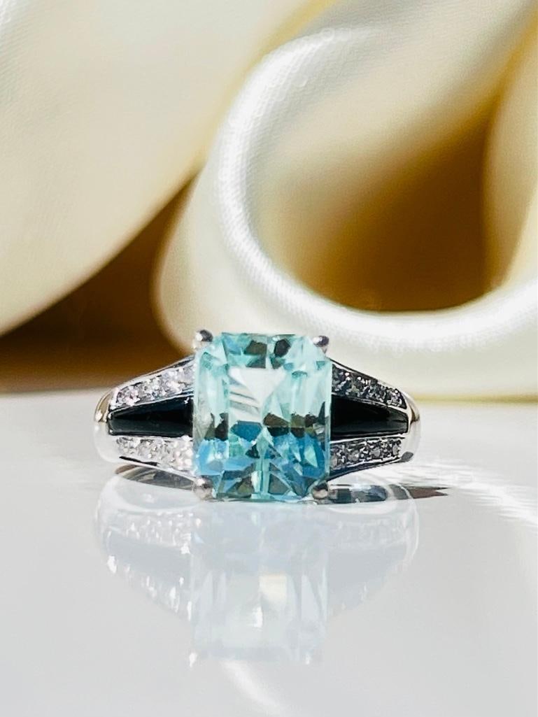 Amazing aquamarine Onyx and diamond 9K white gold chunky ring: Amazing aquamarine Onyx and diamond 9K white gold chunky ring truly beautiful measurement size UK K1/2 US 5 head of Ring 7mm x 9mm weight 3.69g stamped 9K materials aquamarine onyx