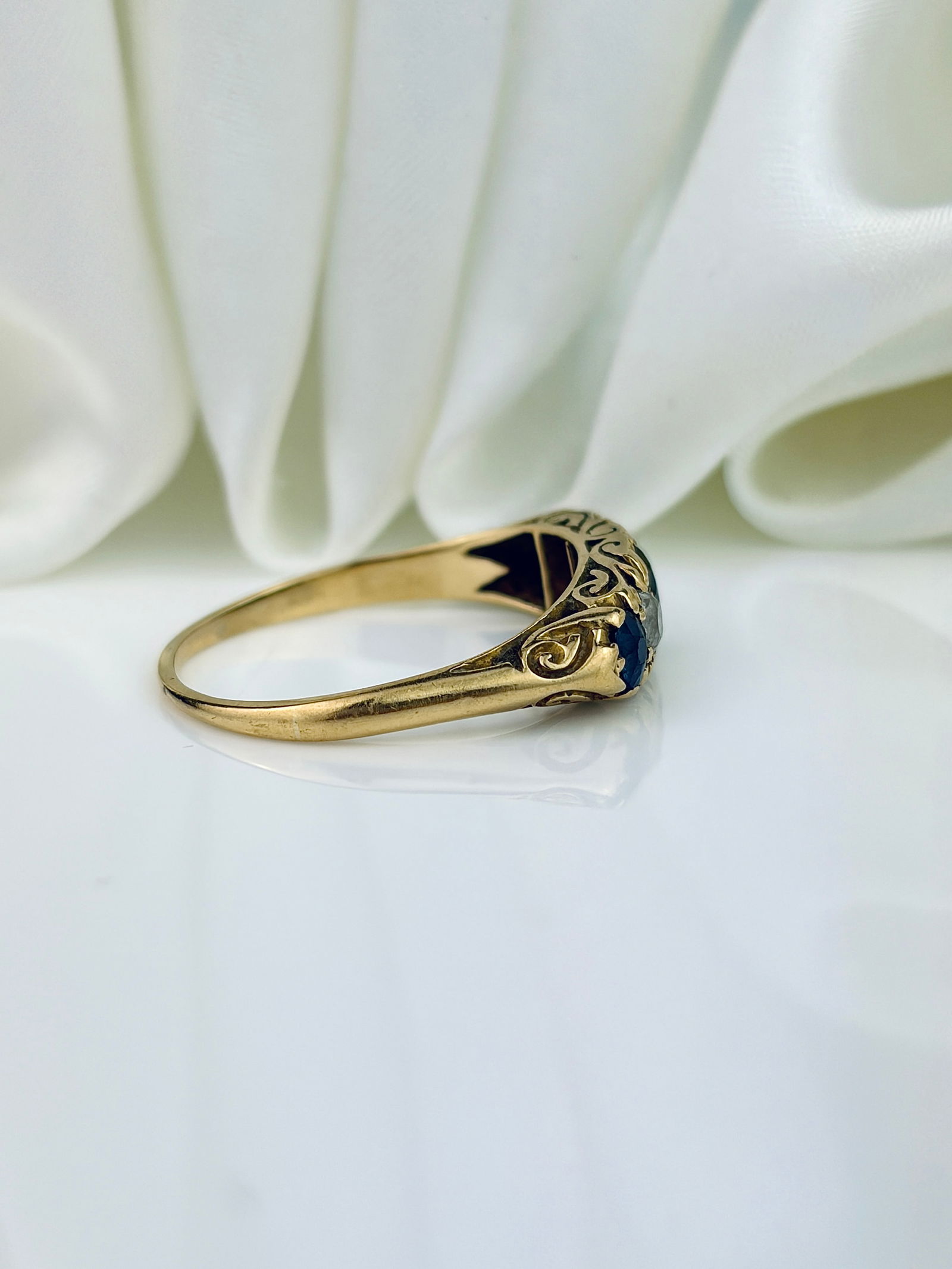 ANTIQUE 18CT YELLOW GOLD SAPPHIRE AND DIAMOND SCROLL SET 5 STONE RING - 2