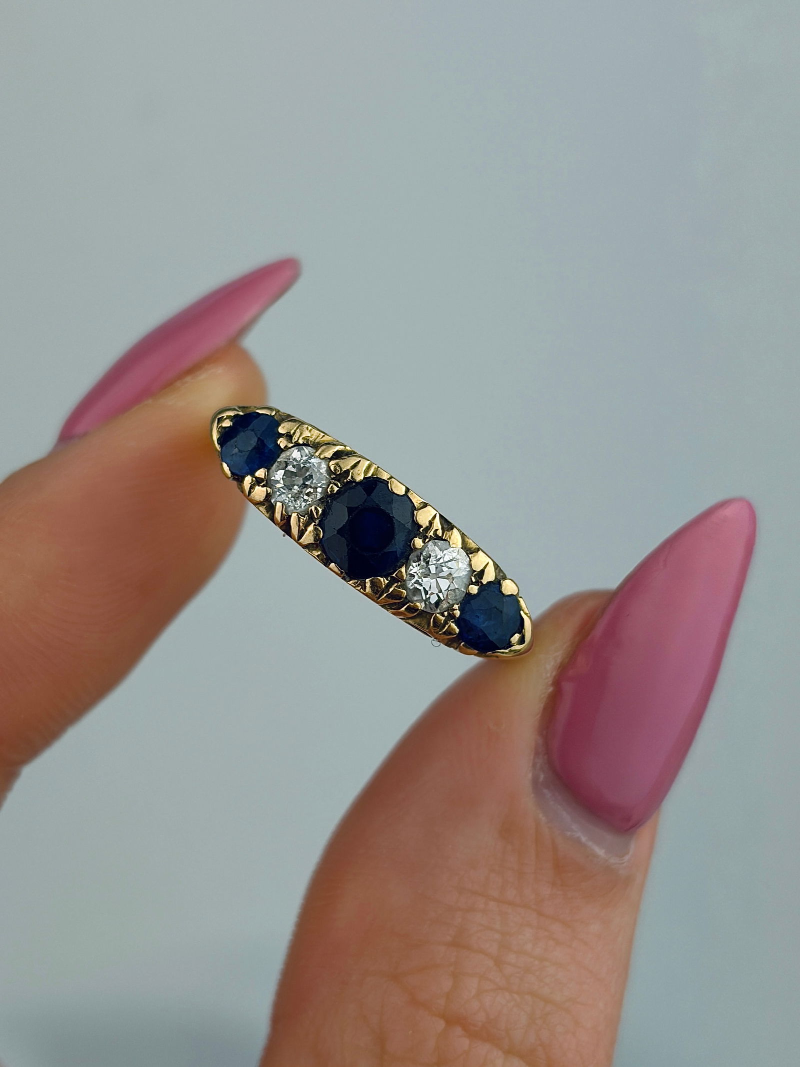ANTIQUE 18CT YELLOW GOLD SAPPHIRE AND DIAMOND SCROLL SET 5 STONE RING - 5
