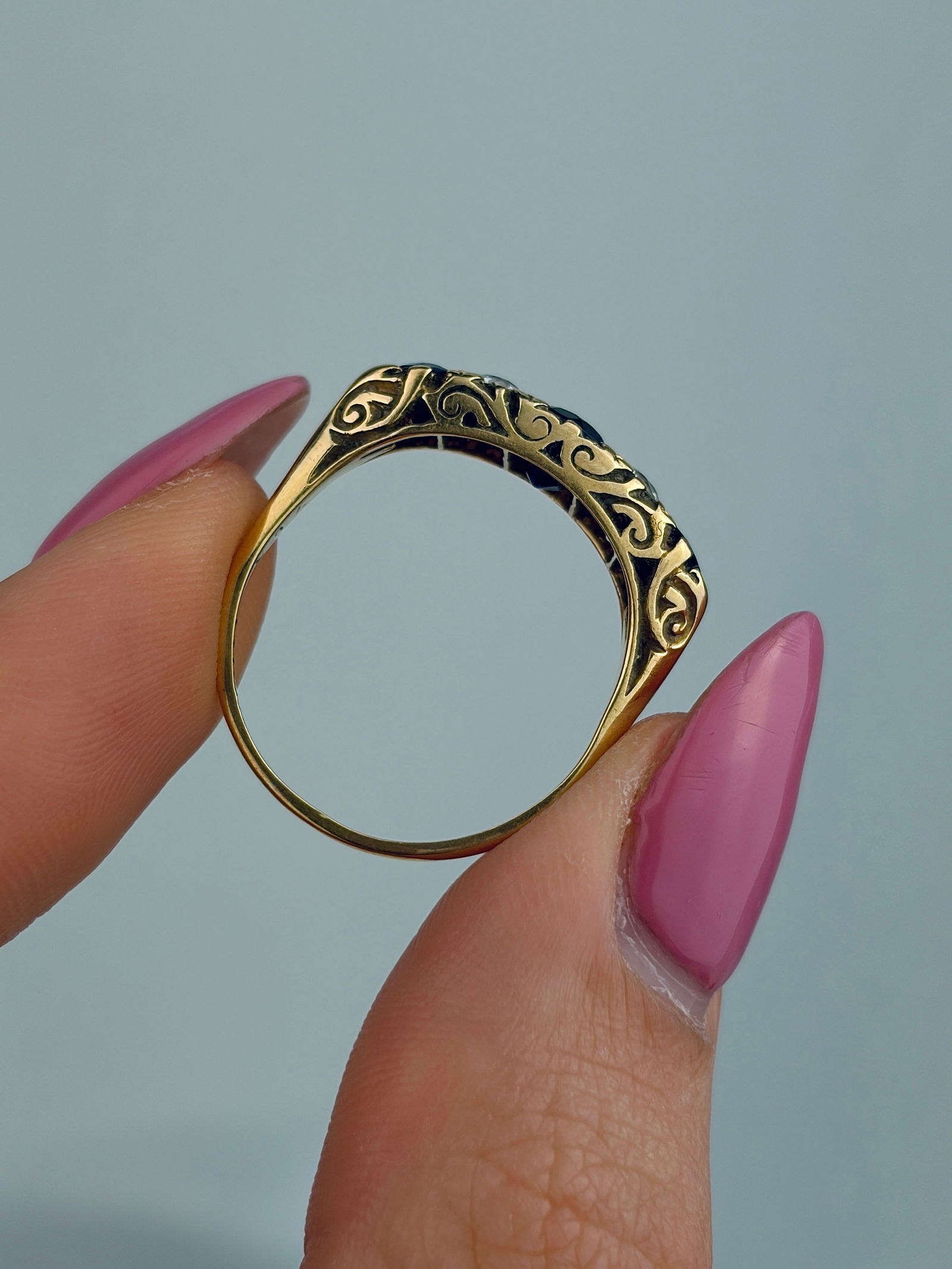 ANTIQUE 18CT YELLOW GOLD SAPPHIRE AND DIAMOND SCROLL SET 5 STONE RING - 6