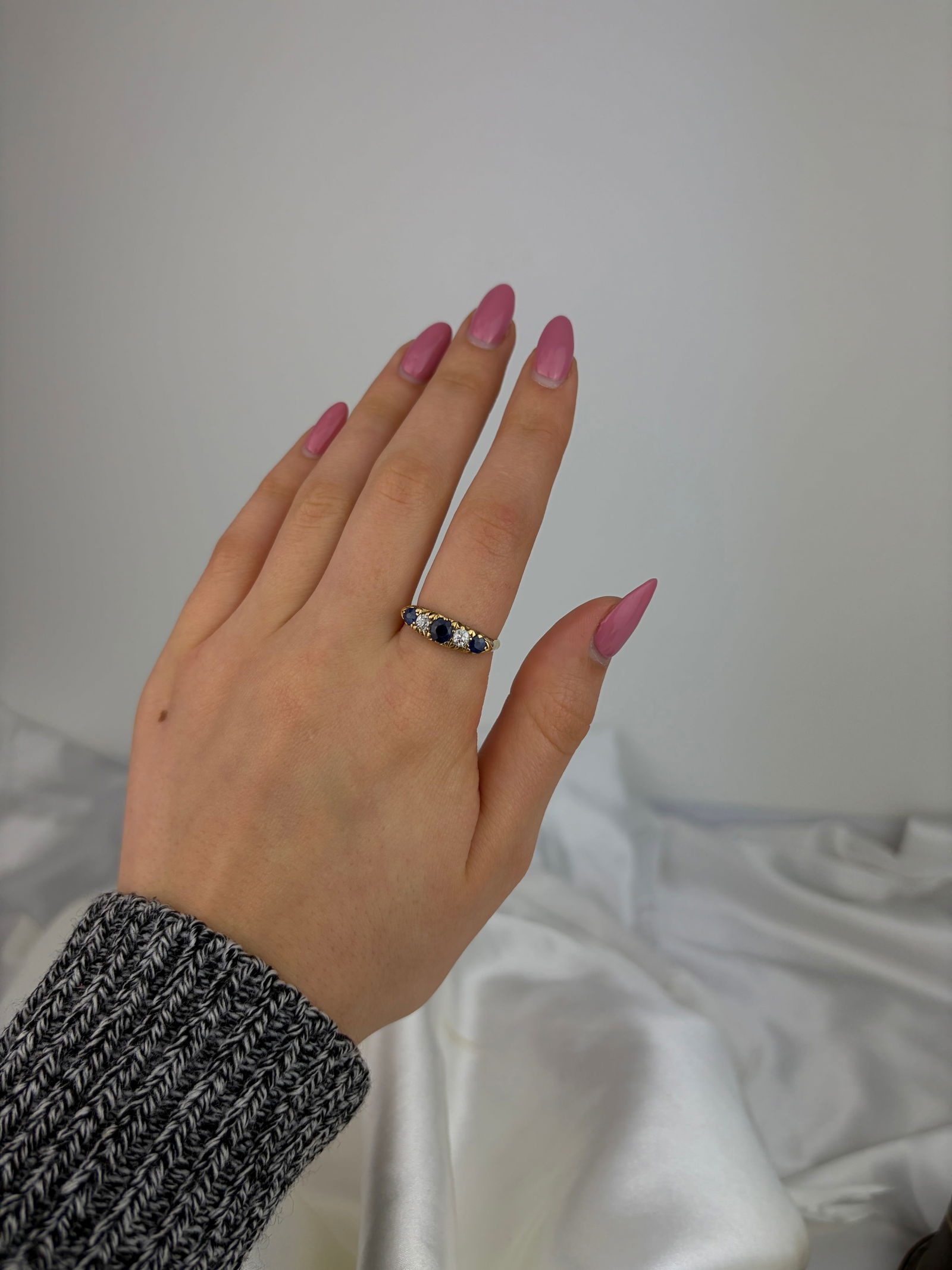 ANTIQUE 18CT YELLOW GOLD SAPPHIRE AND DIAMOND SCROLL SET 5 STONE RING - 7