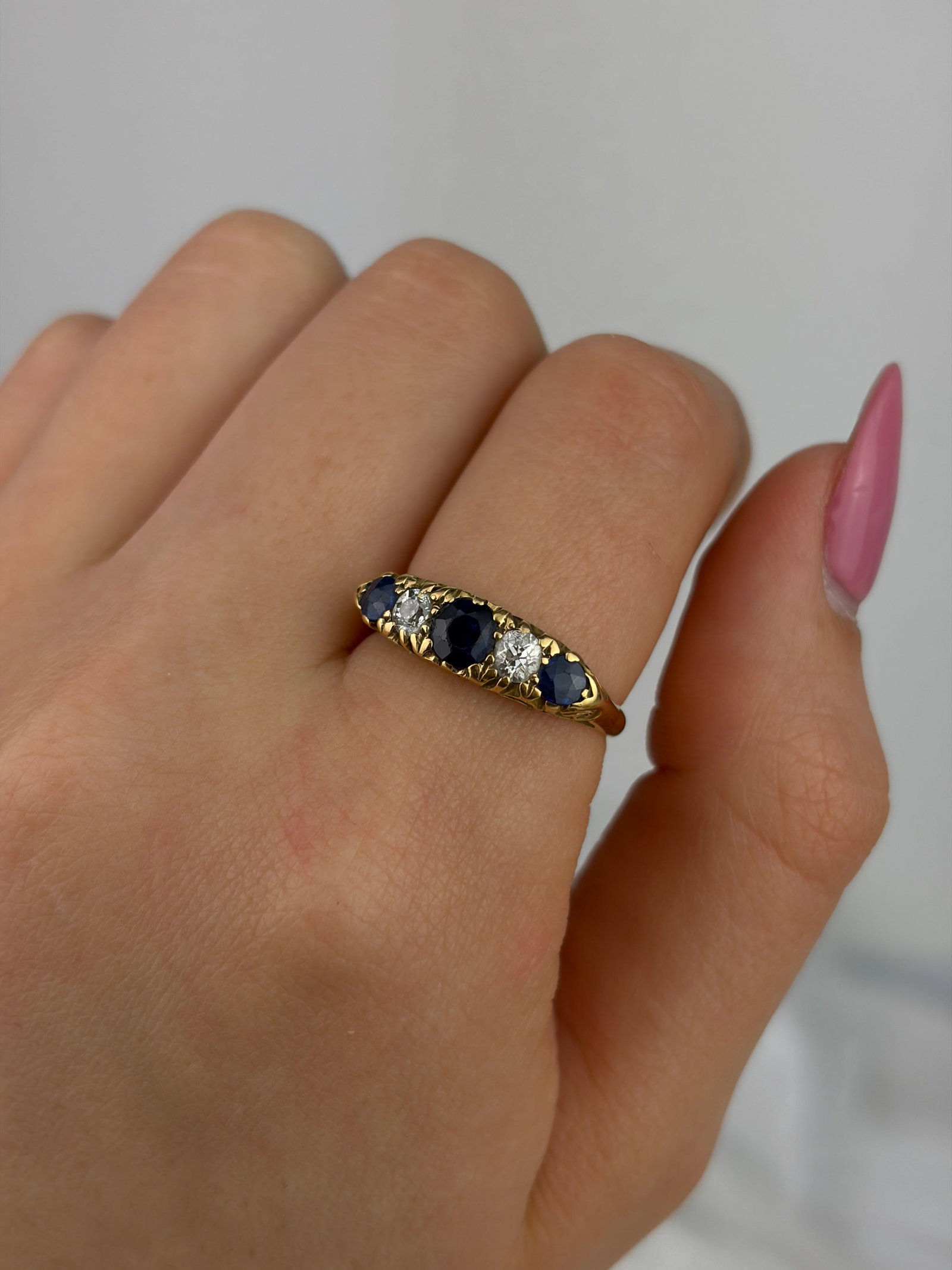 ANTIQUE 18CT YELLOW GOLD SAPPHIRE AND DIAMOND SCROLL SET 5 STONE RING - 8