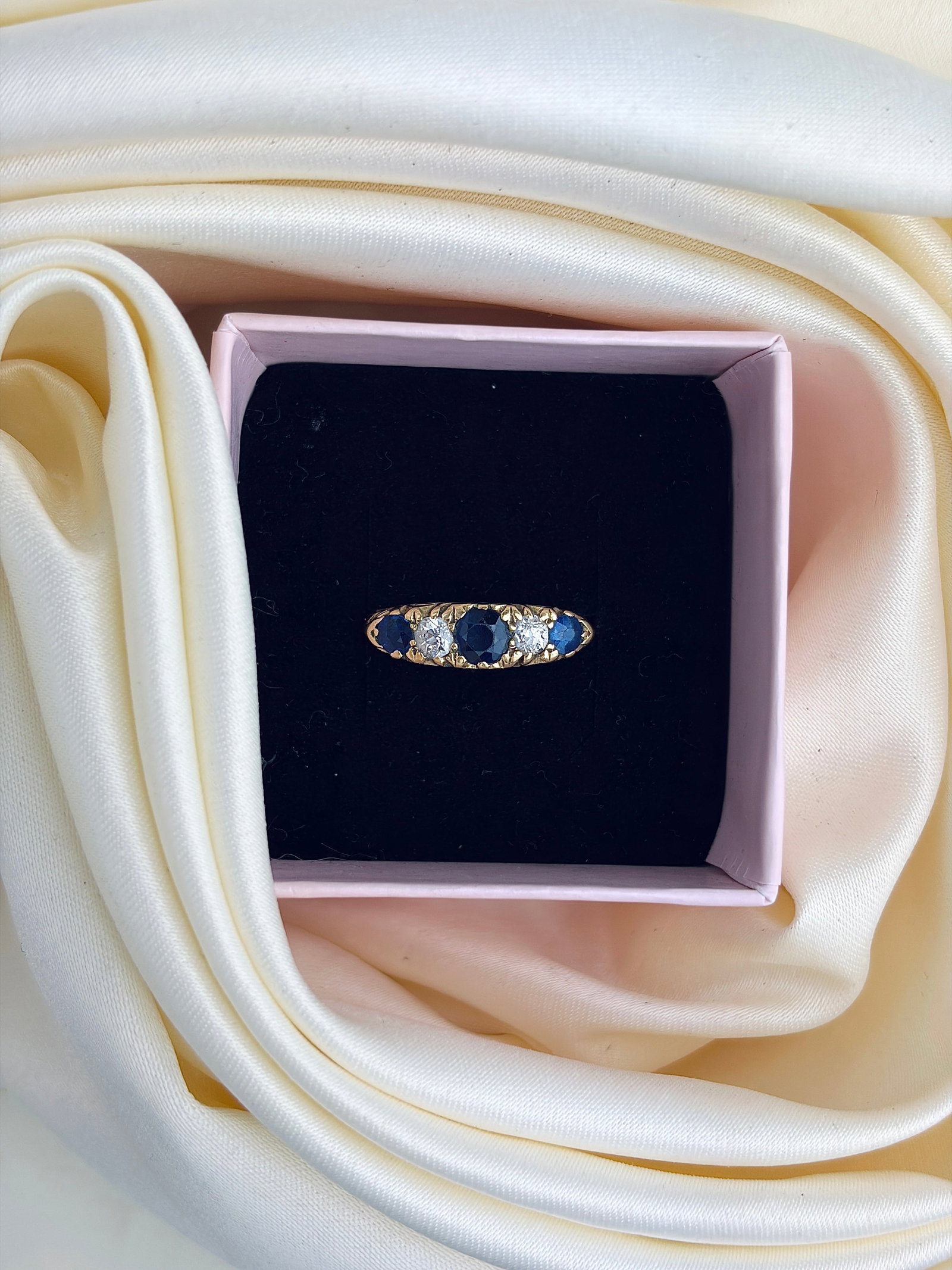 ANTIQUE 18CT YELLOW GOLD SAPPHIRE AND DIAMOND SCROLL SET 5 STONE RING - 9