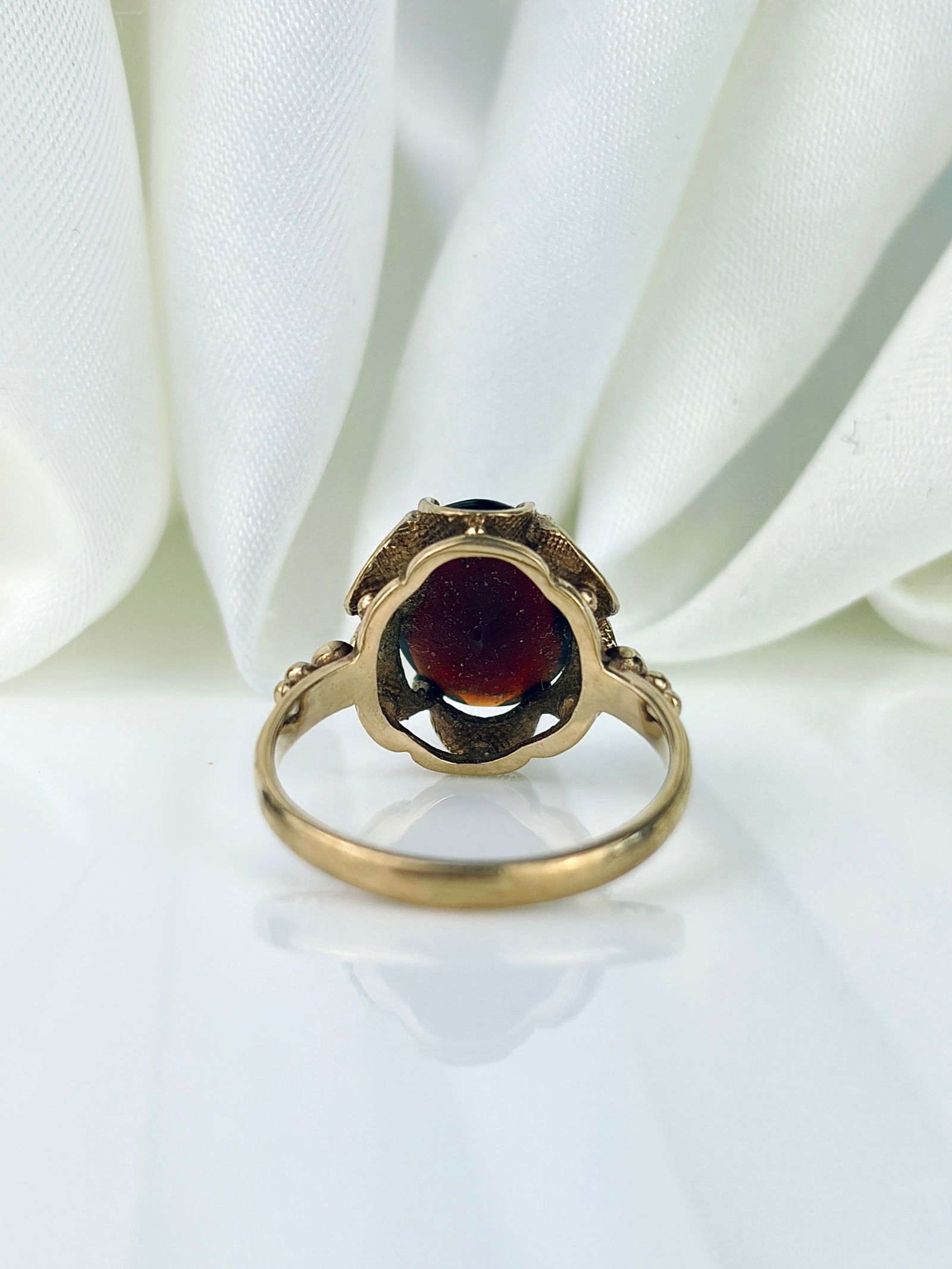 VINTAGE C.1975 9CT YELLOW GOLD GARNET COCKTAIL RING - 3