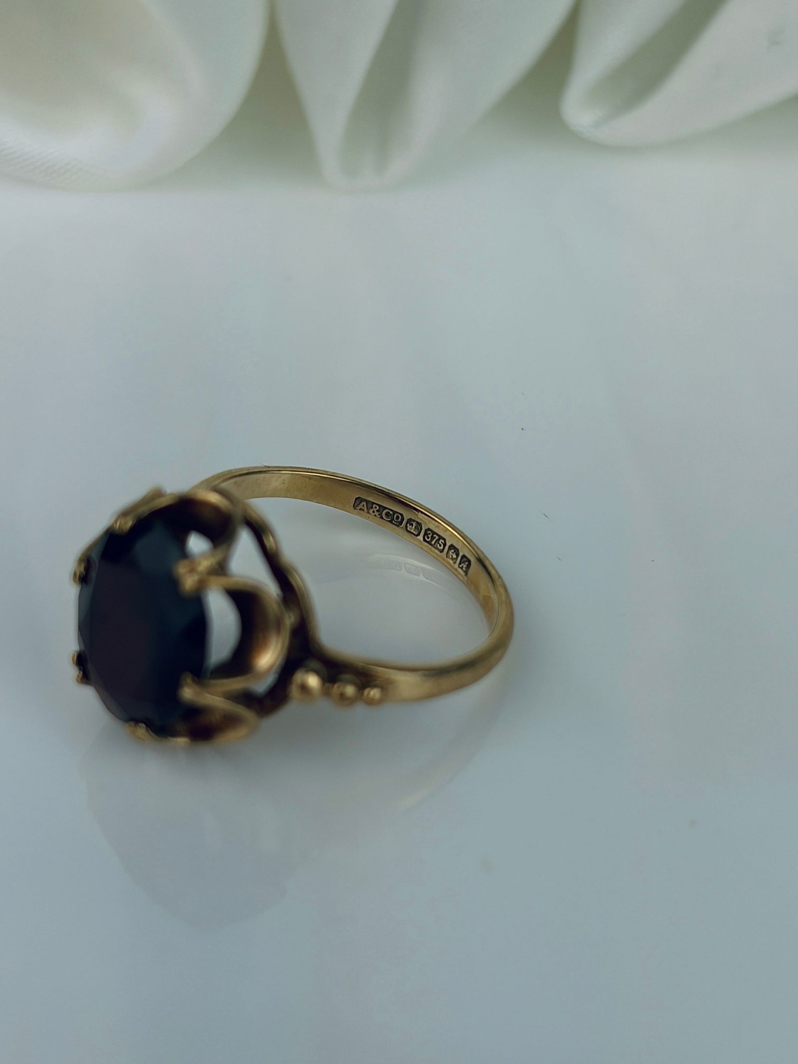 VINTAGE C.1975 9CT YELLOW GOLD GARNET COCKTAIL RING - 4