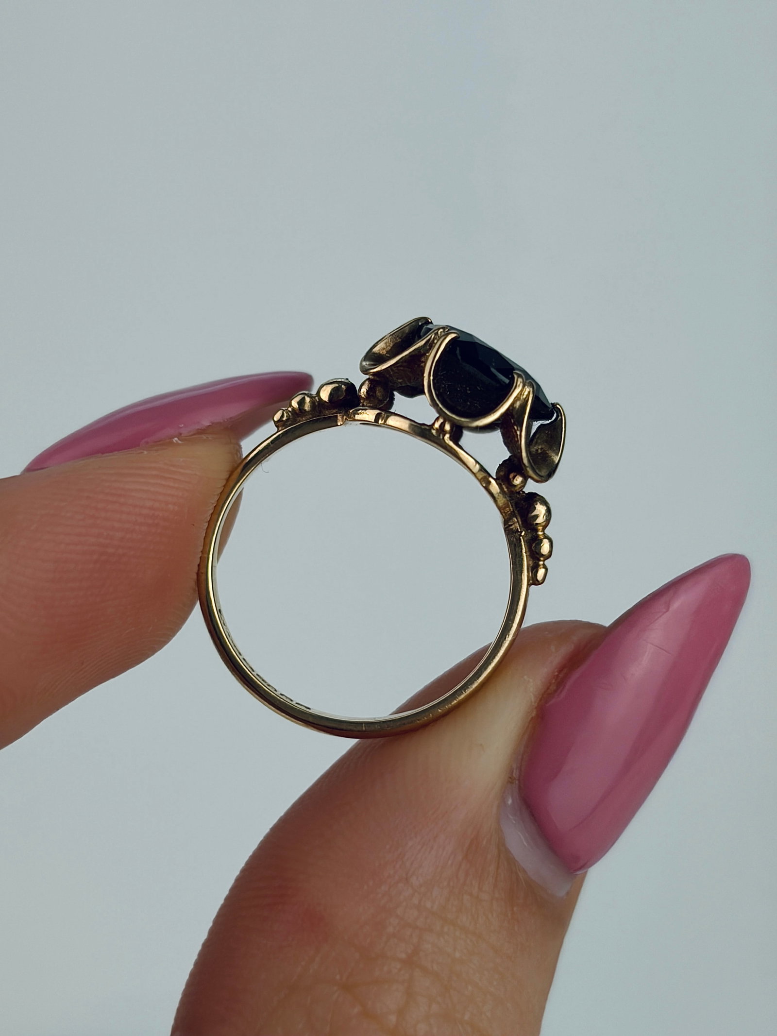 VINTAGE C.1975 9CT YELLOW GOLD GARNET COCKTAIL RING - 6