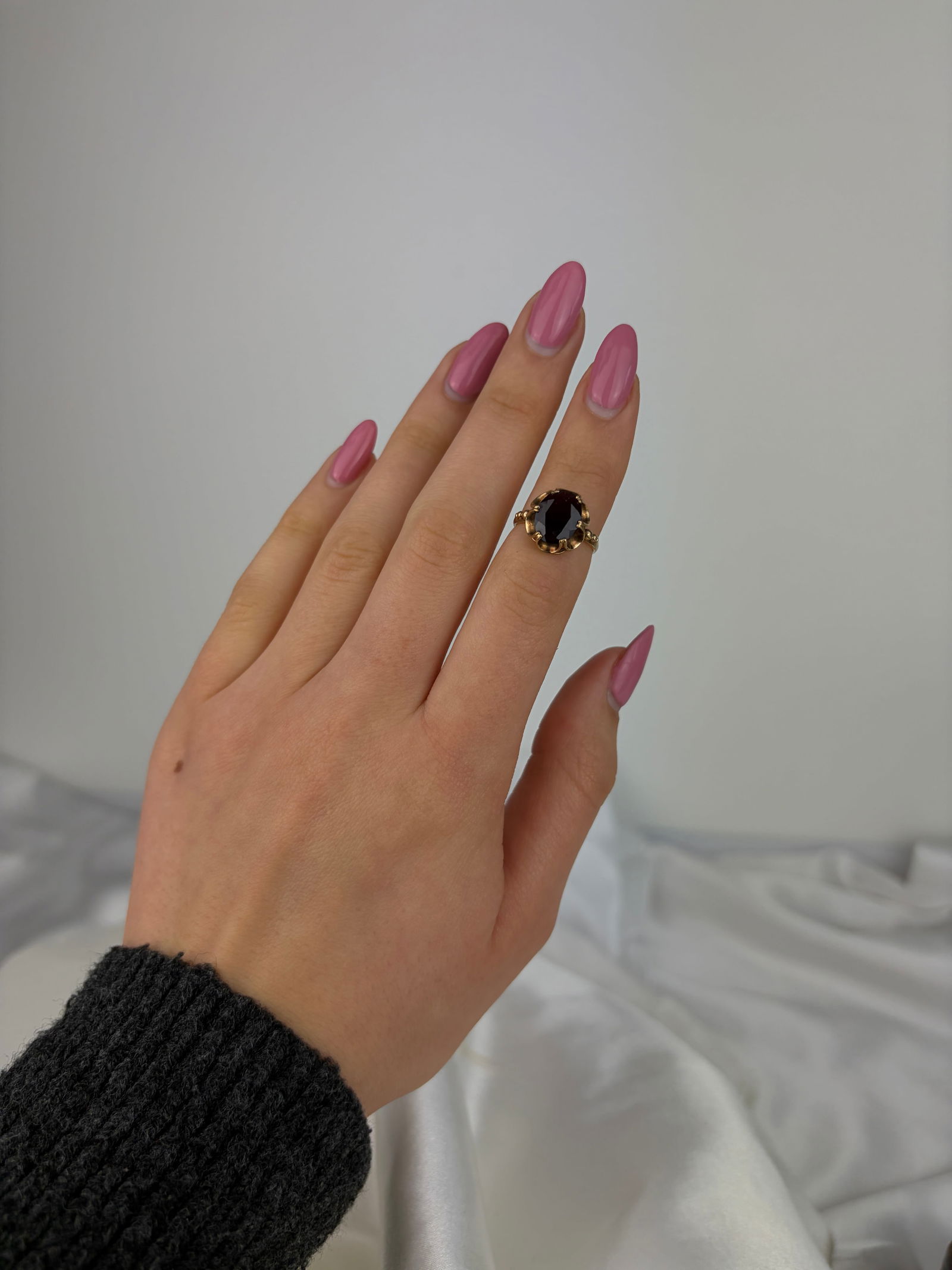 VINTAGE C.1975 9CT YELLOW GOLD GARNET COCKTAIL RING - 7