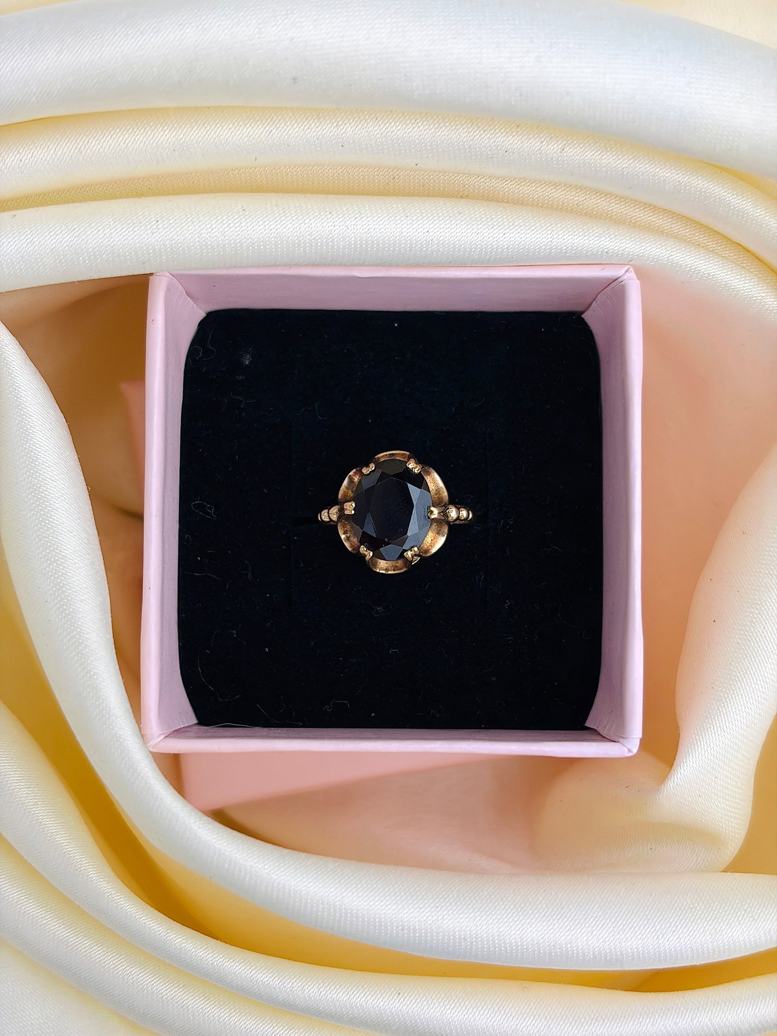 VINTAGE C.1975 9CT YELLOW GOLD GARNET COCKTAIL RING - 9