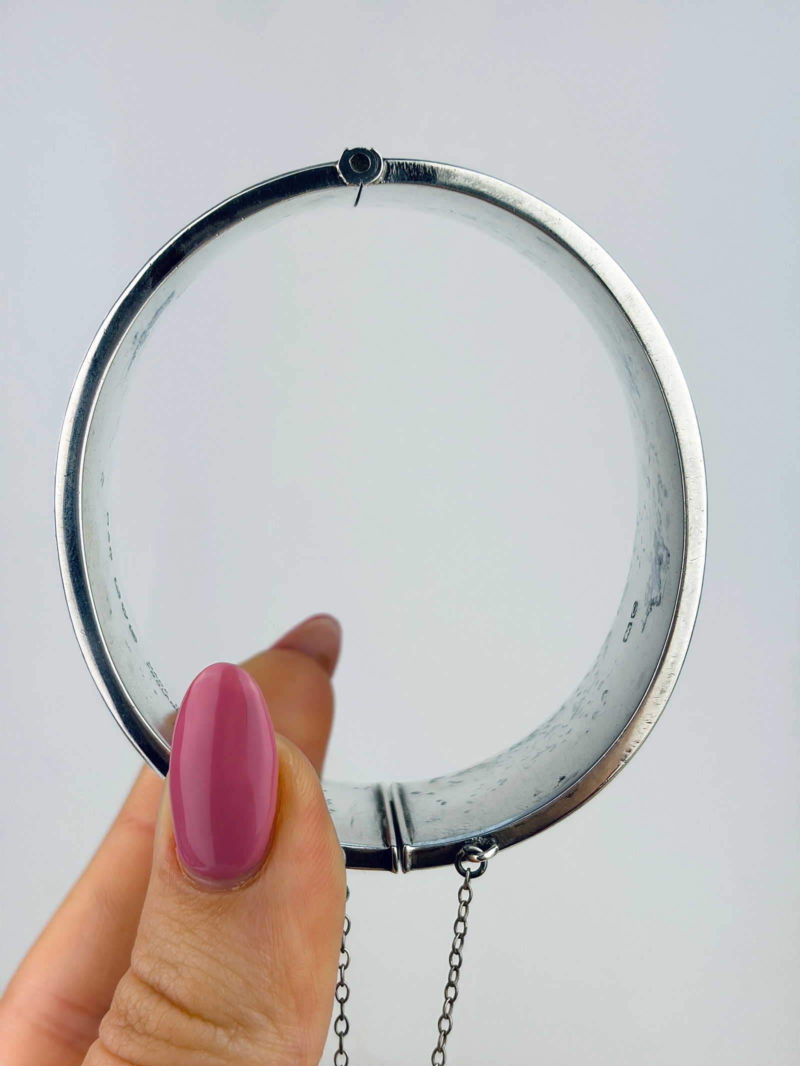 ANTIQUE SILVER SMITH AND PEPPER BANGLE BRACELET - 2