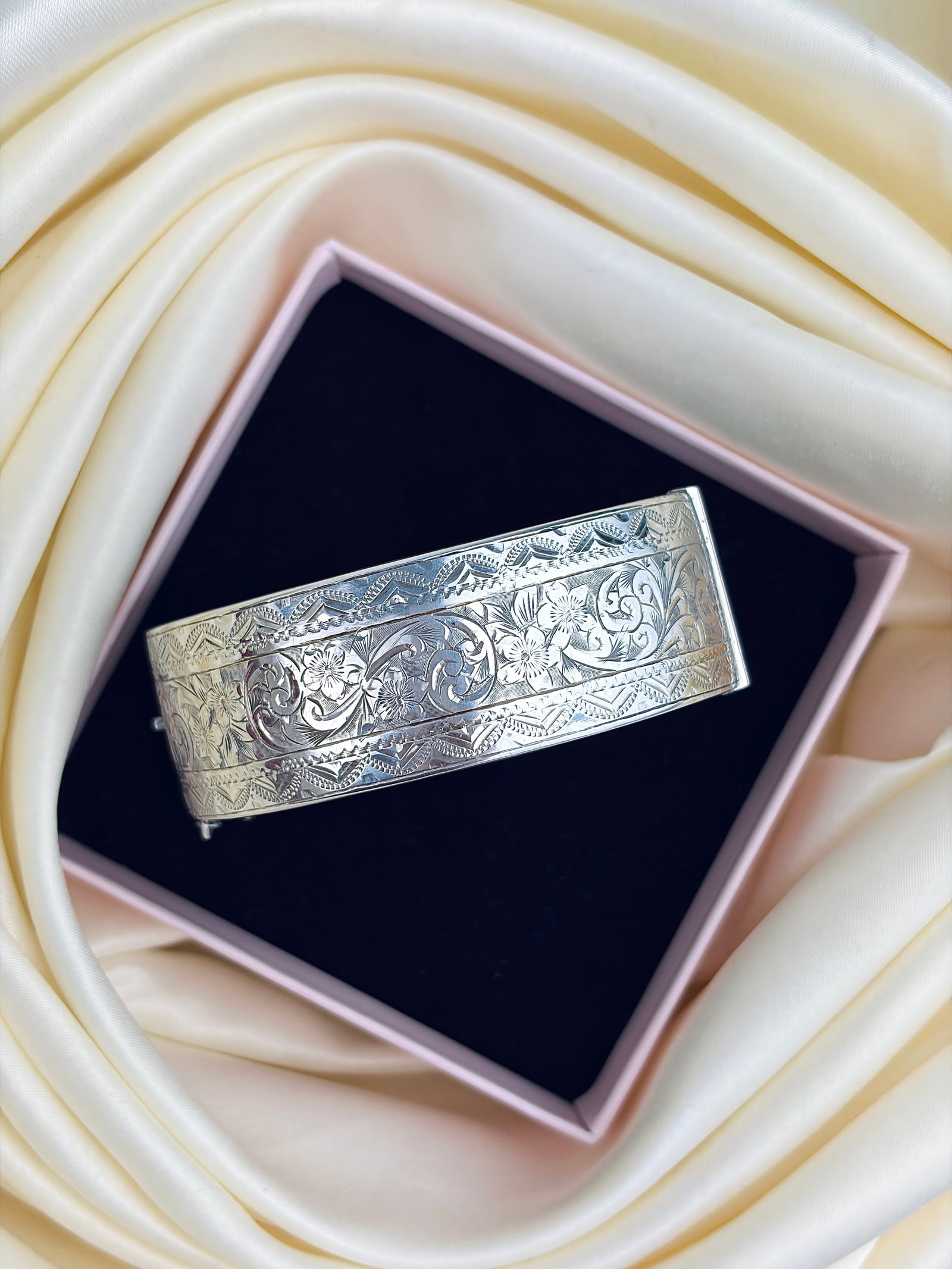 ANTIQUE SILVER SMITH AND PEPPER BANGLE BRACELET - 8