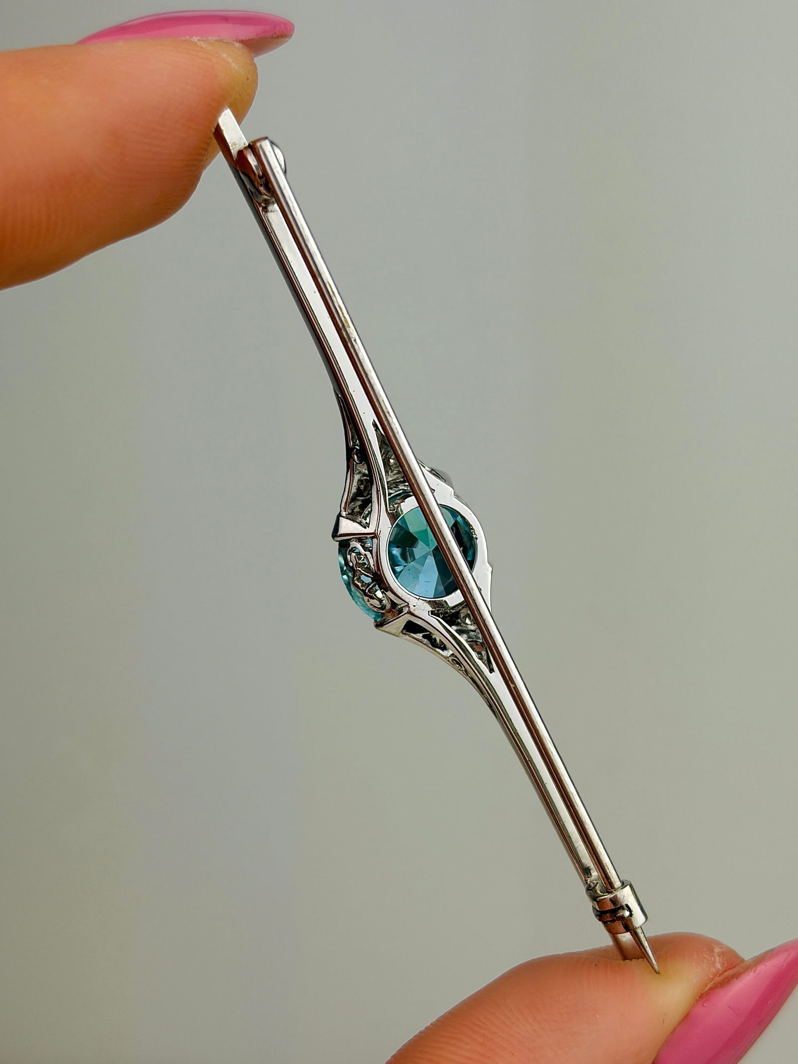 HUGE ANTIQUE PLATINUM BLUE ZIRCON AND DIAMOND BAR BROOCH - 4