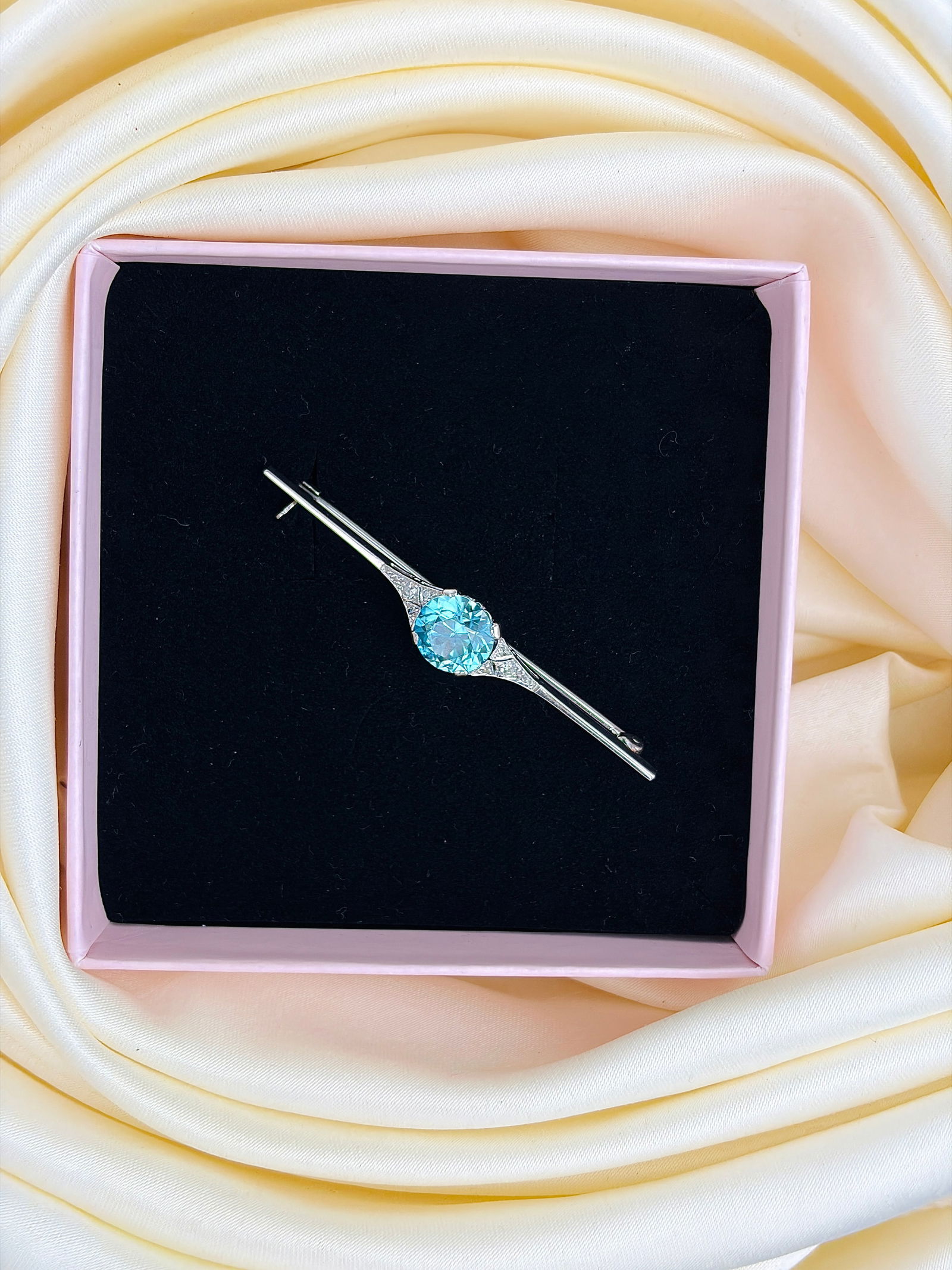 HUGE ANTIQUE PLATINUM BLUE ZIRCON AND DIAMOND BAR BROOCH - 6