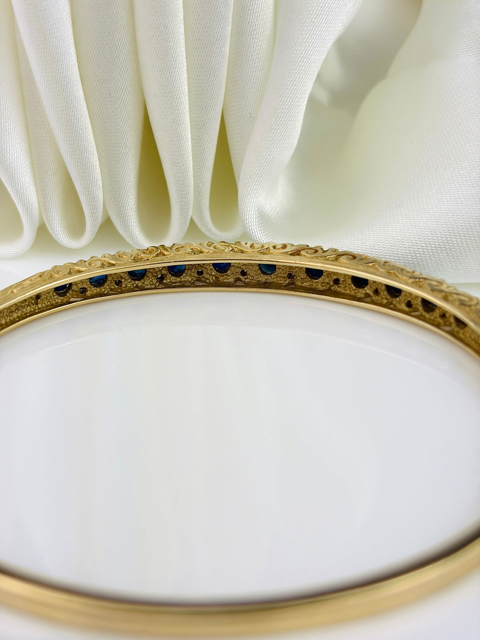 VINTAGE GOLD SAPPHIRE AND DIAMOND BANGLE / BRACELET - 3