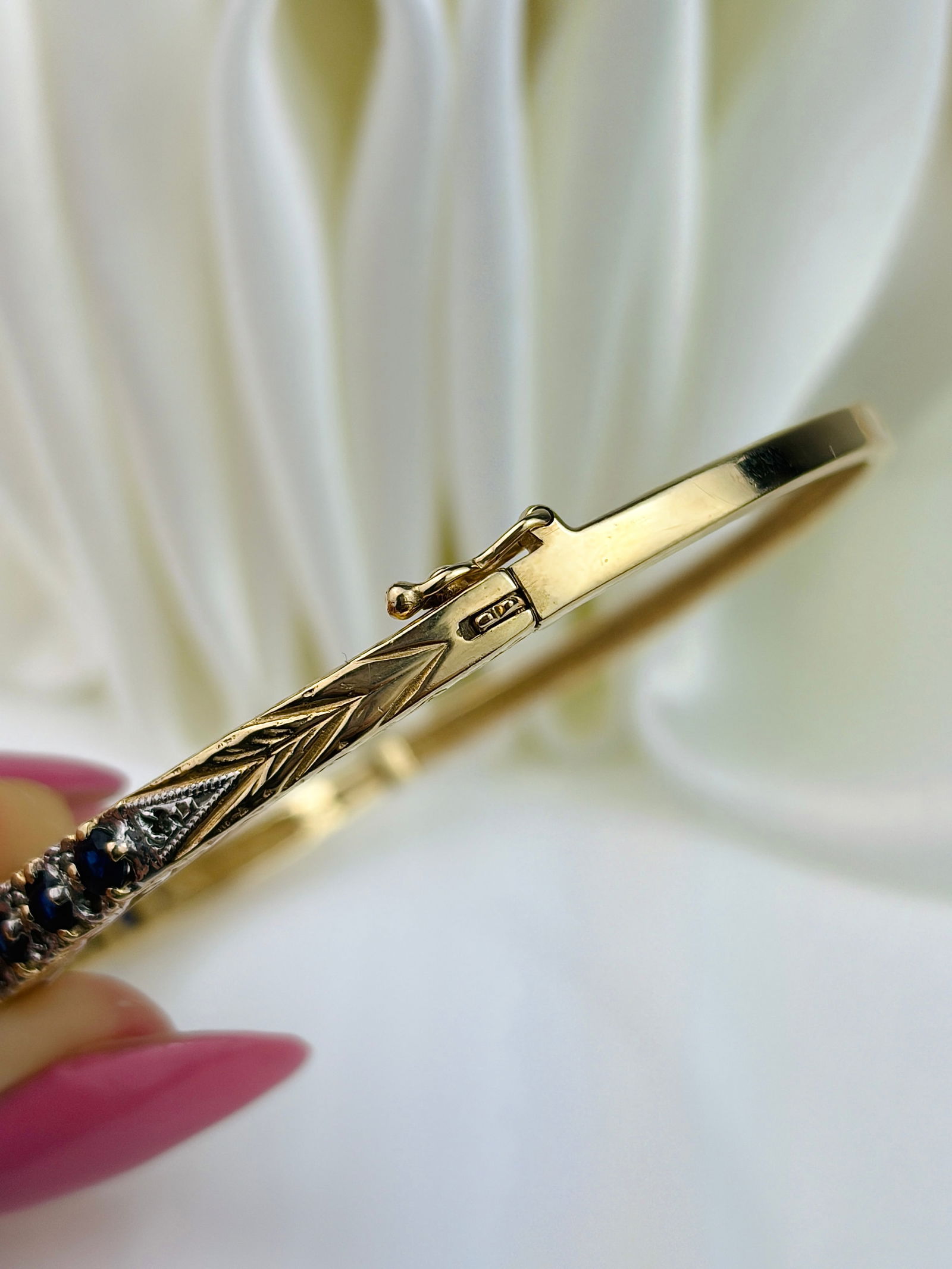 VINTAGE GOLD SAPPHIRE AND DIAMOND BANGLE / BRACELET - 4