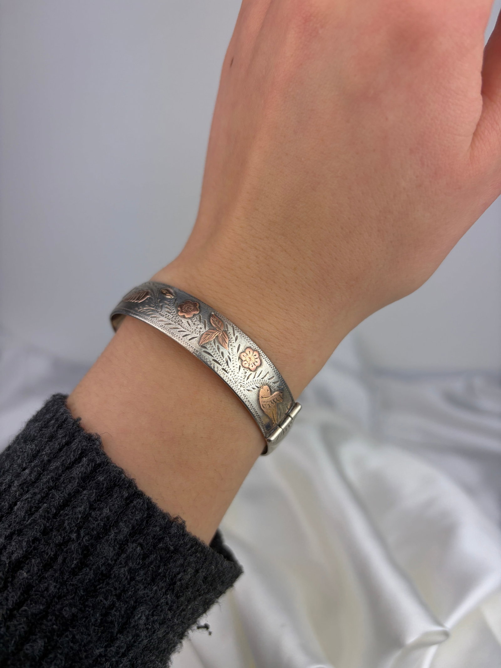 VINTAGE SILVER AND GOLD OVERLAY BIRD AND FLOWER BANGLE BRACELET - 5
