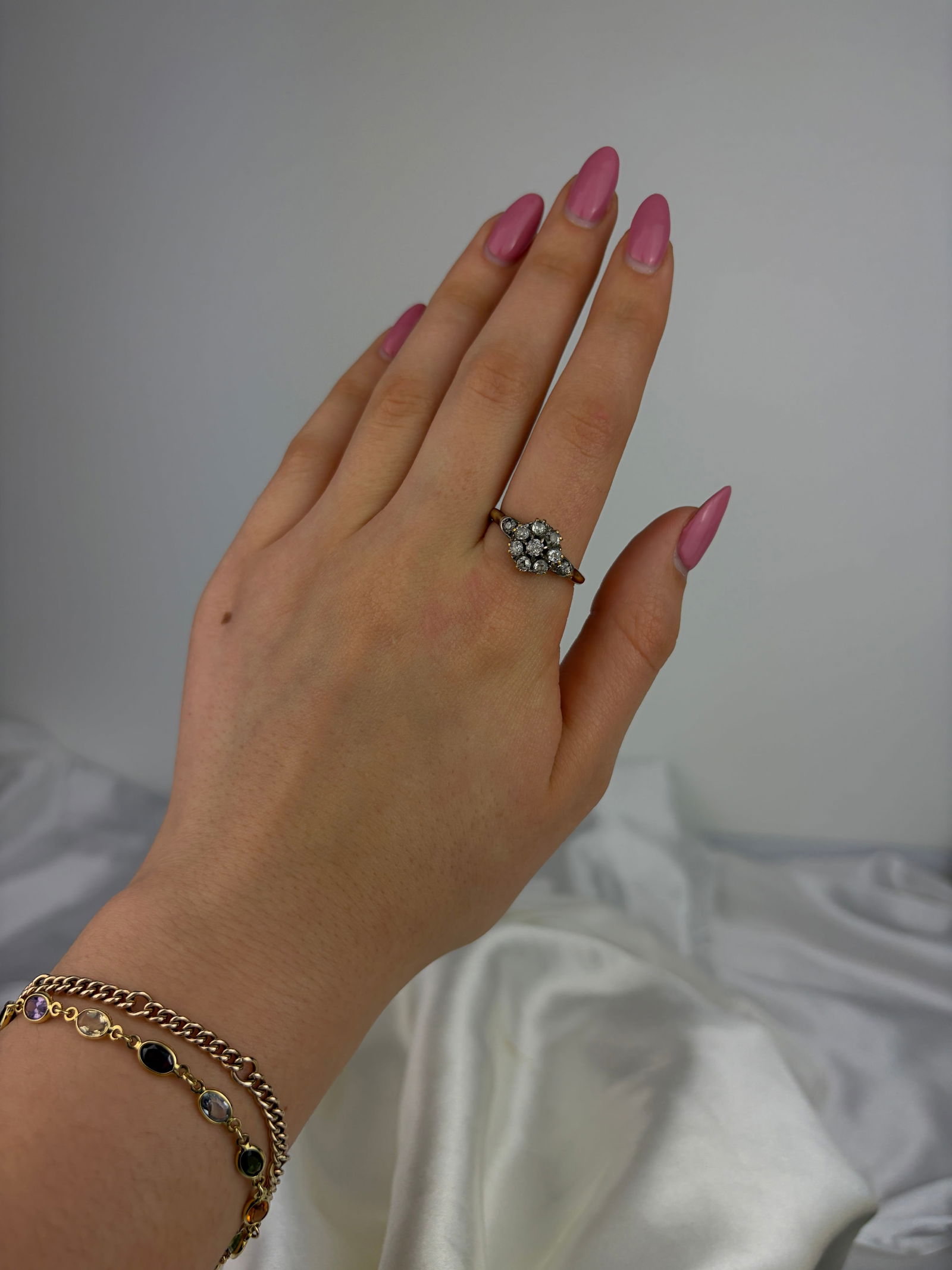 ANTIQUE 18CT GOLD DIAMOND CLUSTER RING - 7