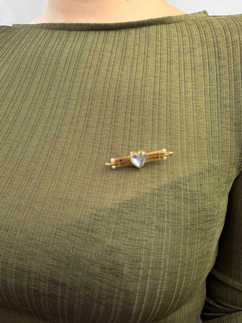 ANTIQUE 18CT YELLOW GOLD MOONSTONE AND PEARL HEART BAR BROOCH IN BOX - 9