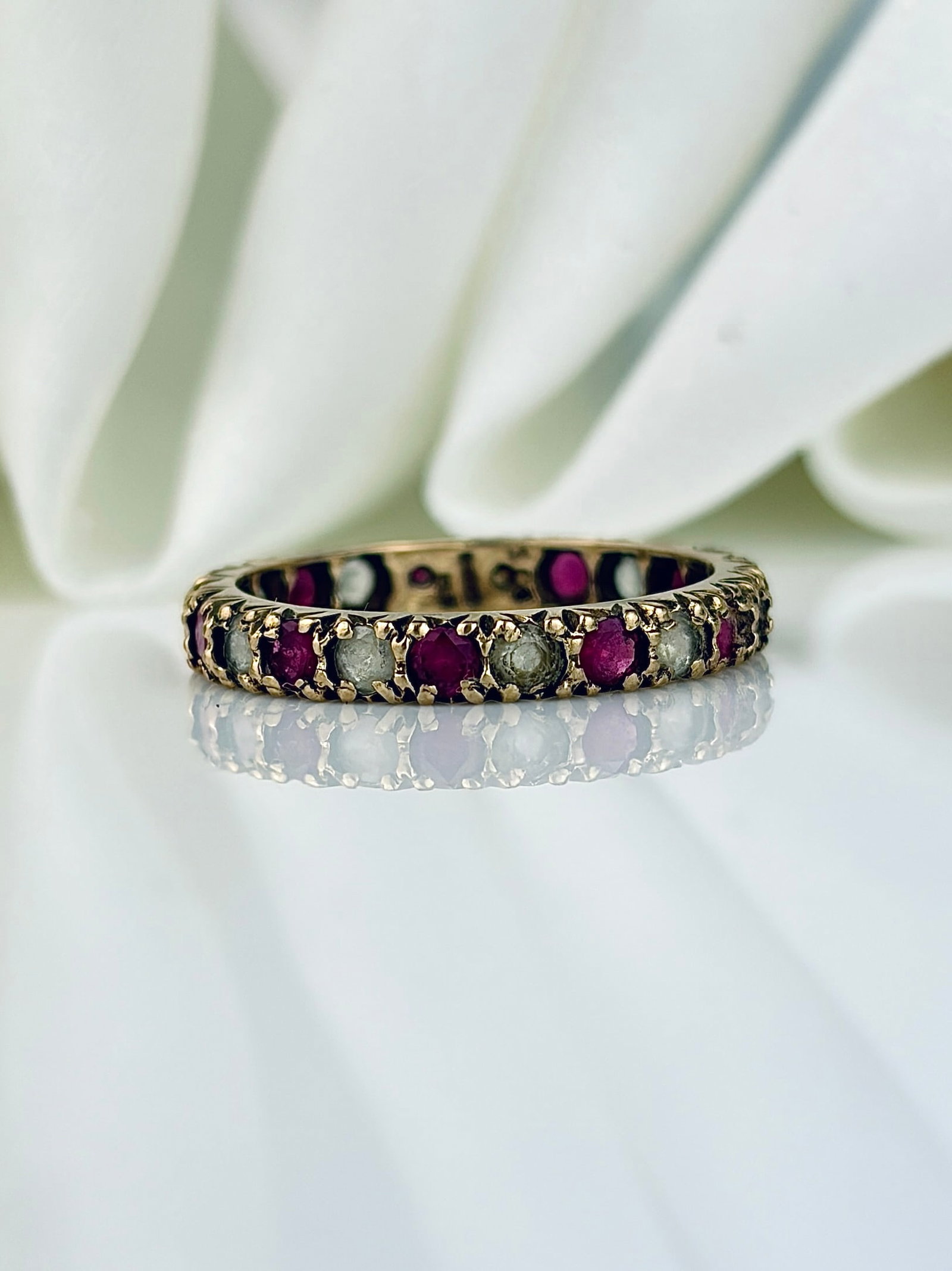 VINTAGE 9CT YELLOW GOLD RUBY AND WHITE SPINEL FULL ETERNITY BAND RING: VINTAGE 9CT YELLOW GOLD RUBY AND WHITE SPINEL FULL ETERNITY BAND RING