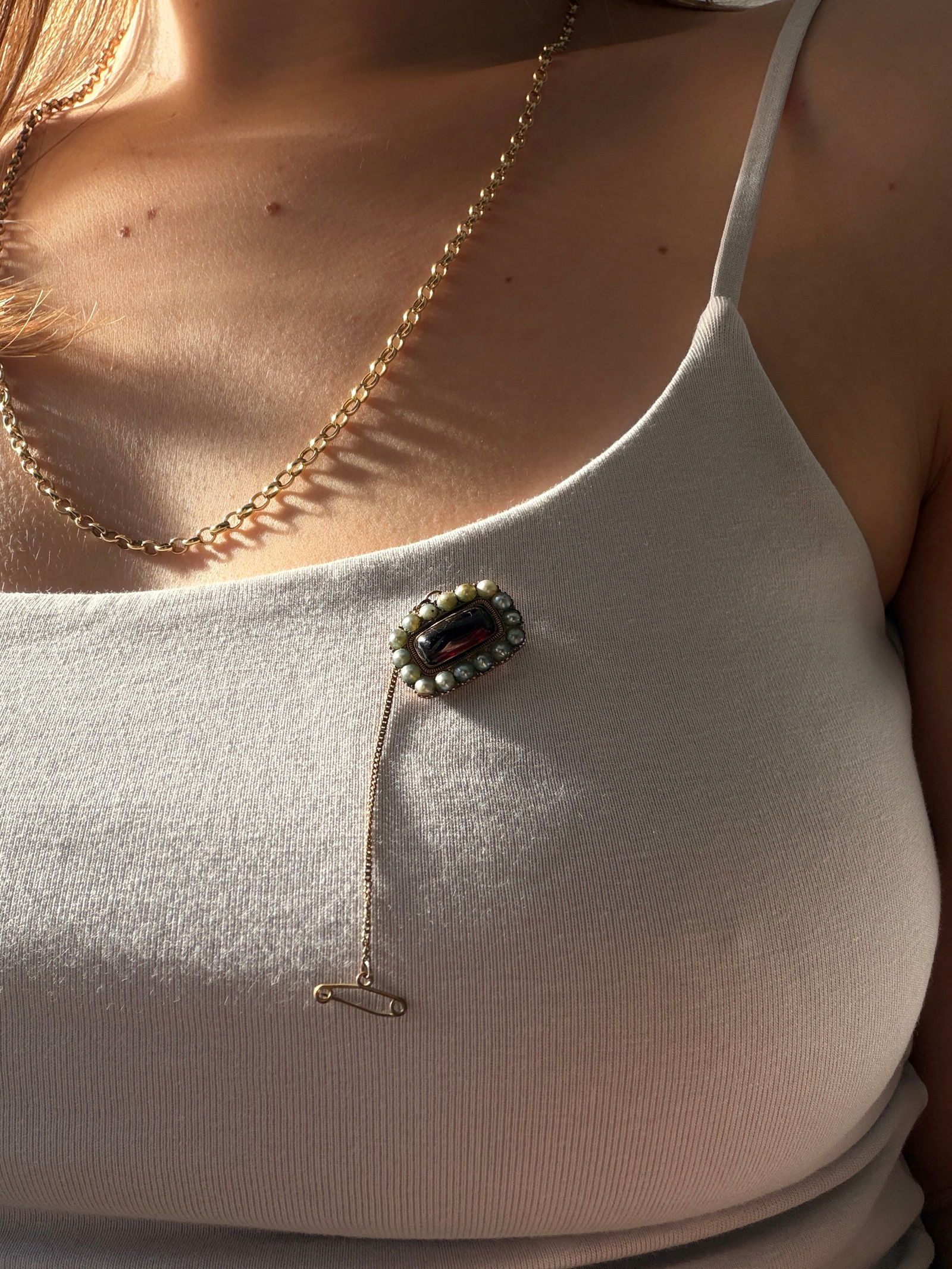 ANTIQUE GEORGIAN ERA CABOCHON GARNET AND PEARL GOLD BROOCH - 4