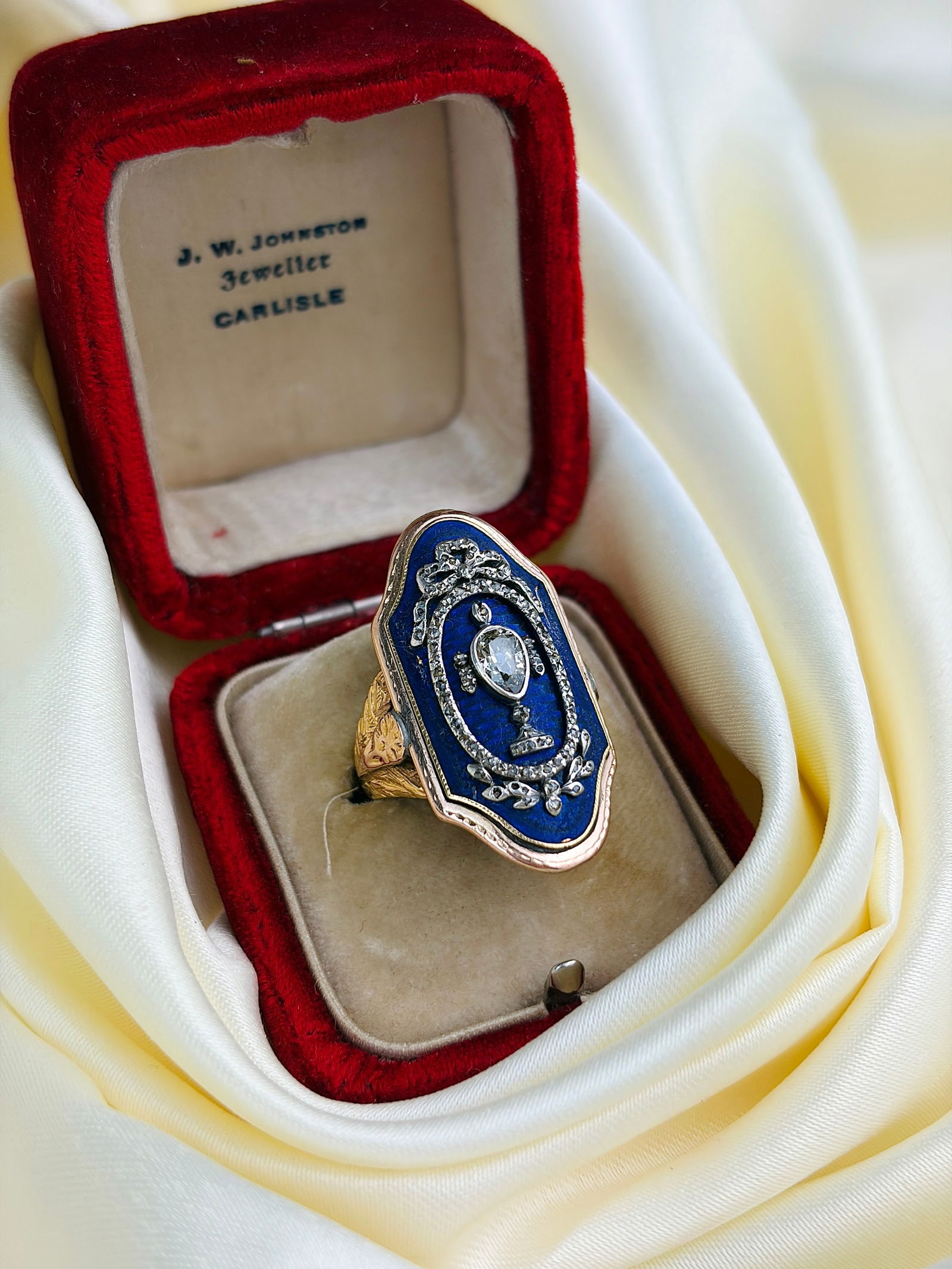 Georgian era French enamel and rose cut diamond urn panel ring in gold - fitted red velvet box - 2