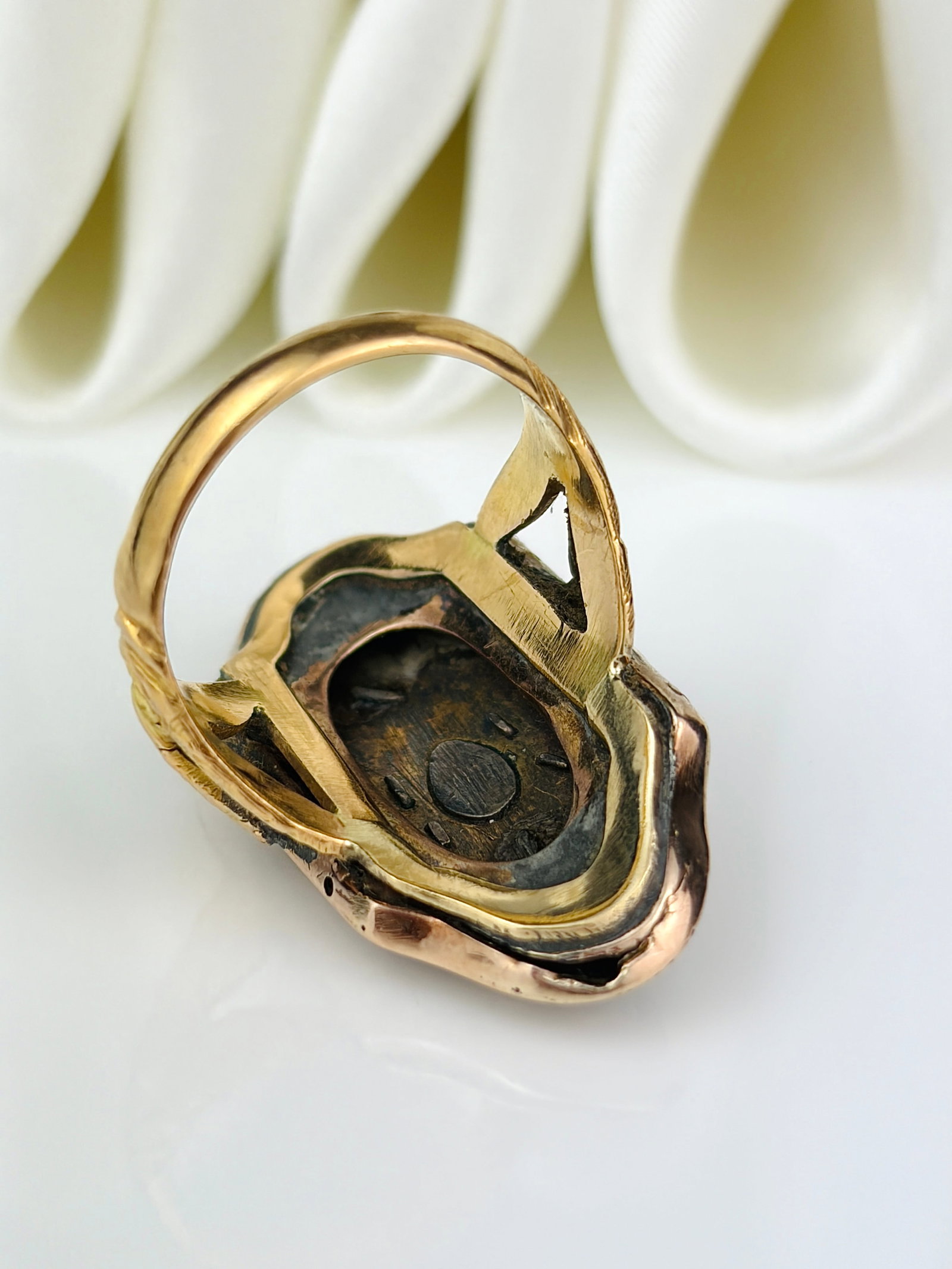 Georgian era French enamel and rose cut diamond urn panel ring in gold - fitted red velvet box - 4