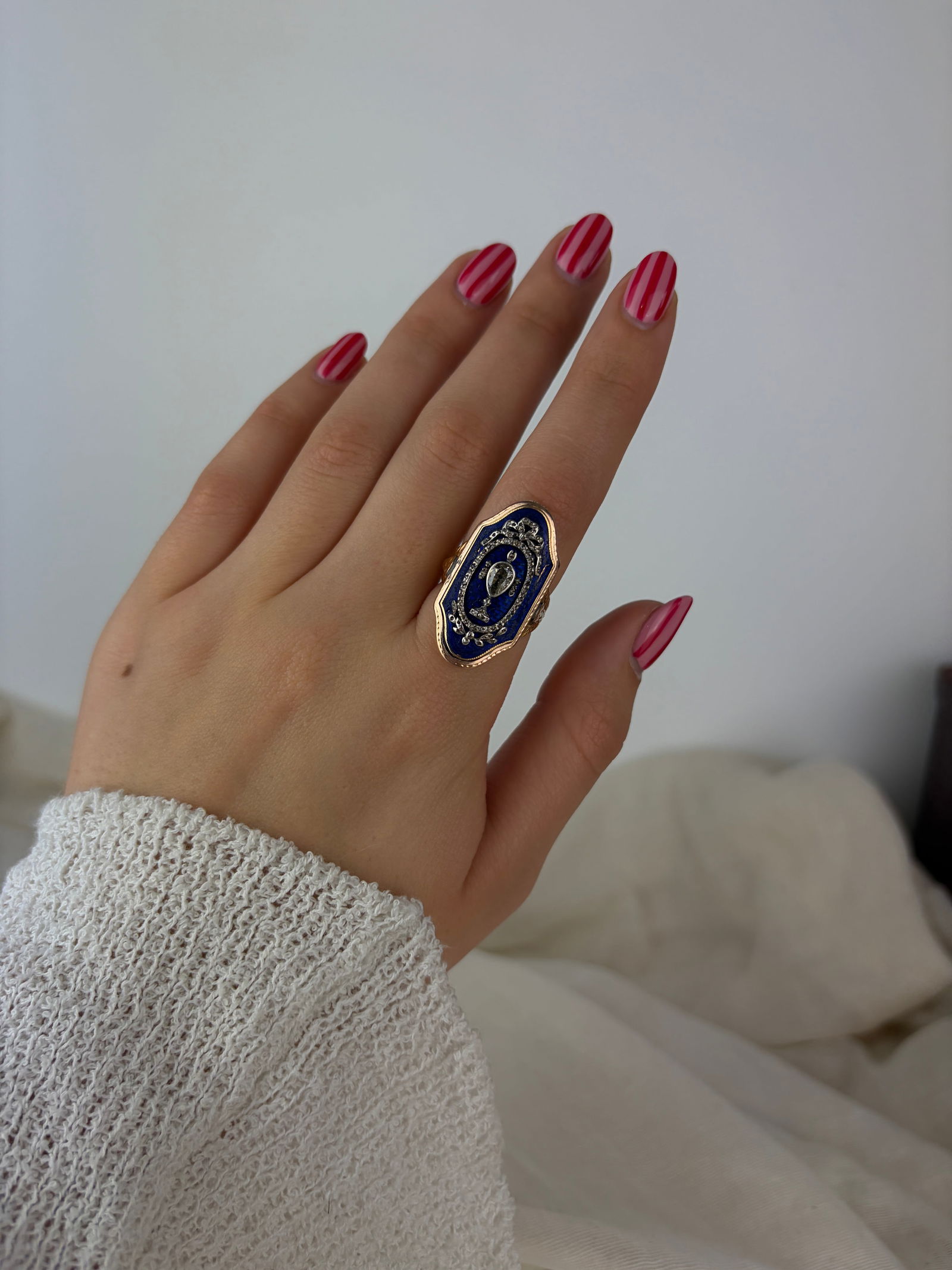 Georgian era French enamel and rose cut diamond urn panel ring in gold - fitted red velvet box - 7