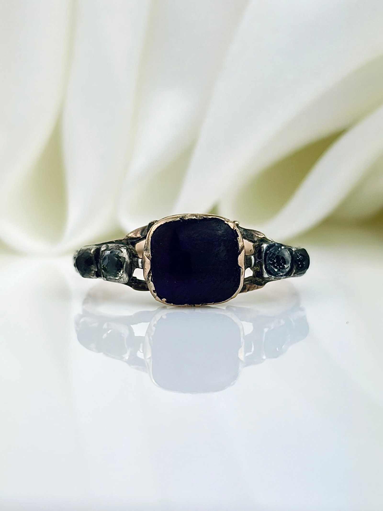 ANTIQUE GEORGIAN PURPLE AND WHITE PASTE 5 STONE RING IN GOLD: ANTIQUE GEORGIAN PURPLE AND WHITE PASTE 5 STONE RING IN GOLD Beautiful piece of Georgian era craftsmanship with a central cabochon purple paste stone! Weight: 2.22g Size: UK P, US 8,