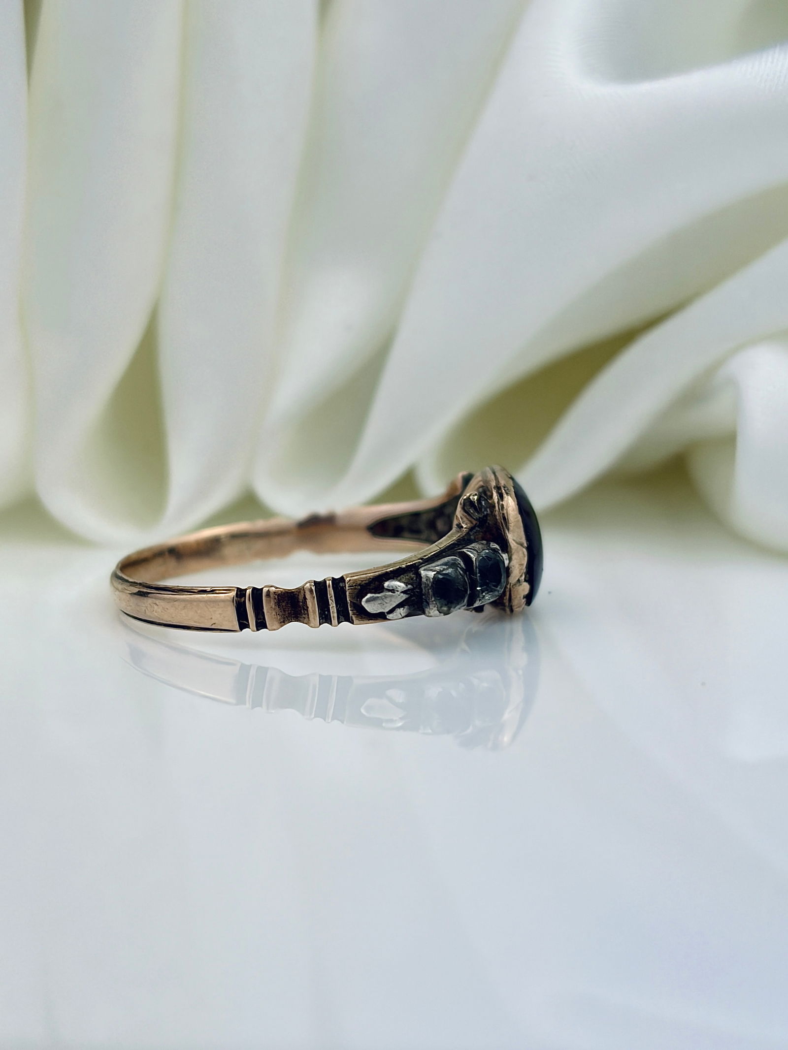 ANTIQUE GEORGIAN PURPLE AND WHITE PASTE 5 STONE RING IN GOLD - 2