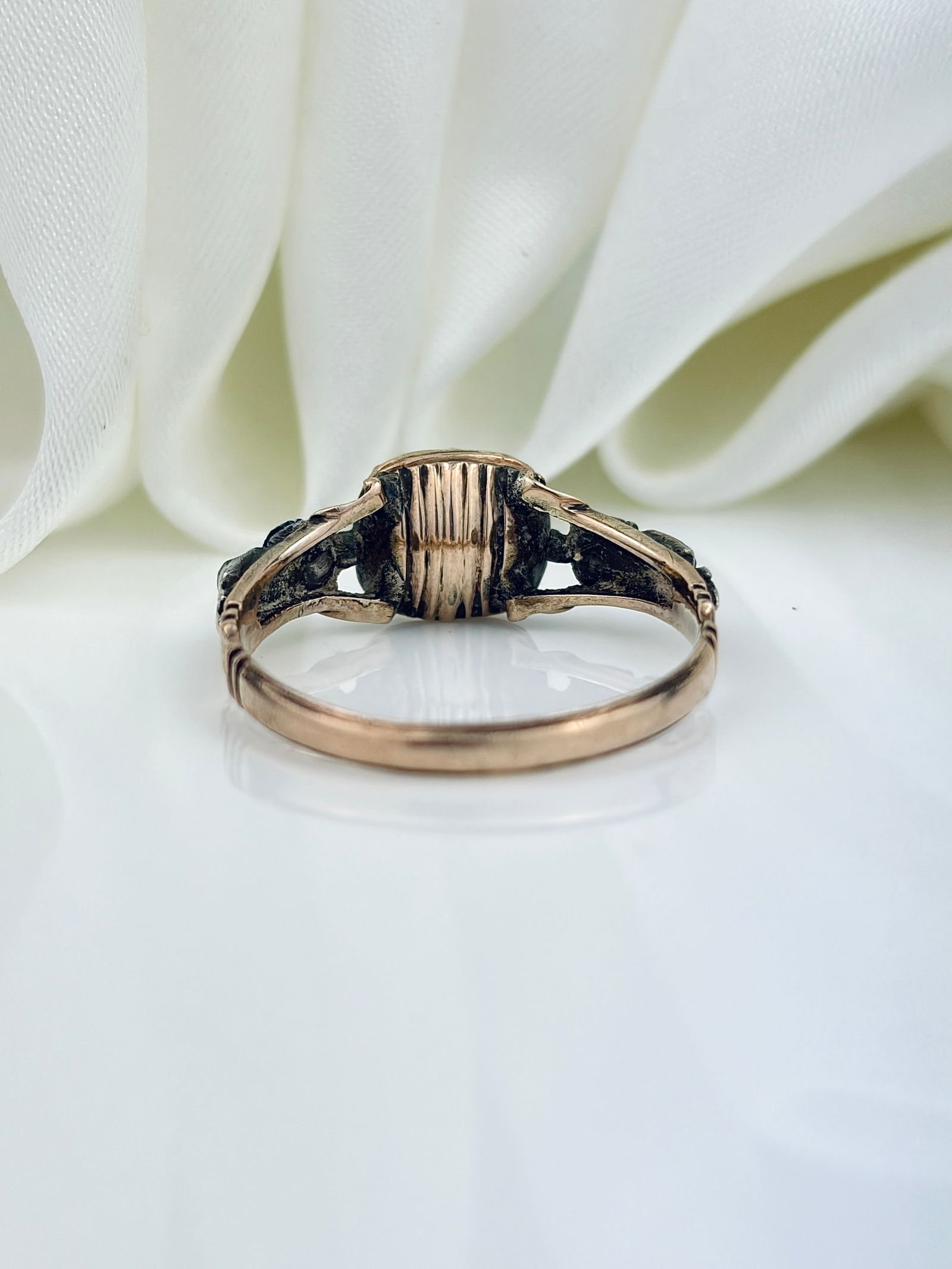 ANTIQUE GEORGIAN PURPLE AND WHITE PASTE 5 STONE RING IN GOLD - 3