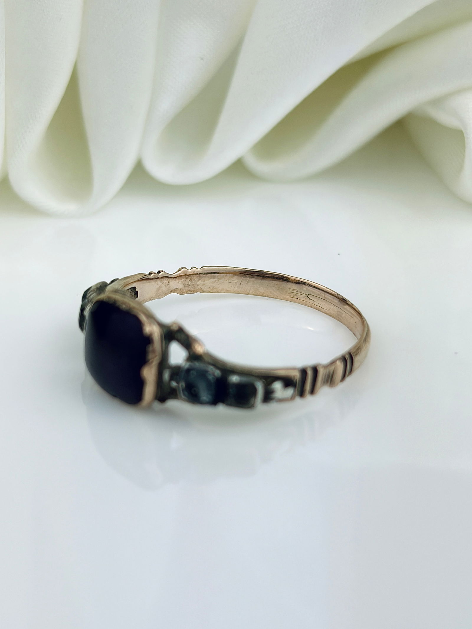 ANTIQUE GEORGIAN PURPLE AND WHITE PASTE 5 STONE RING IN GOLD - 4