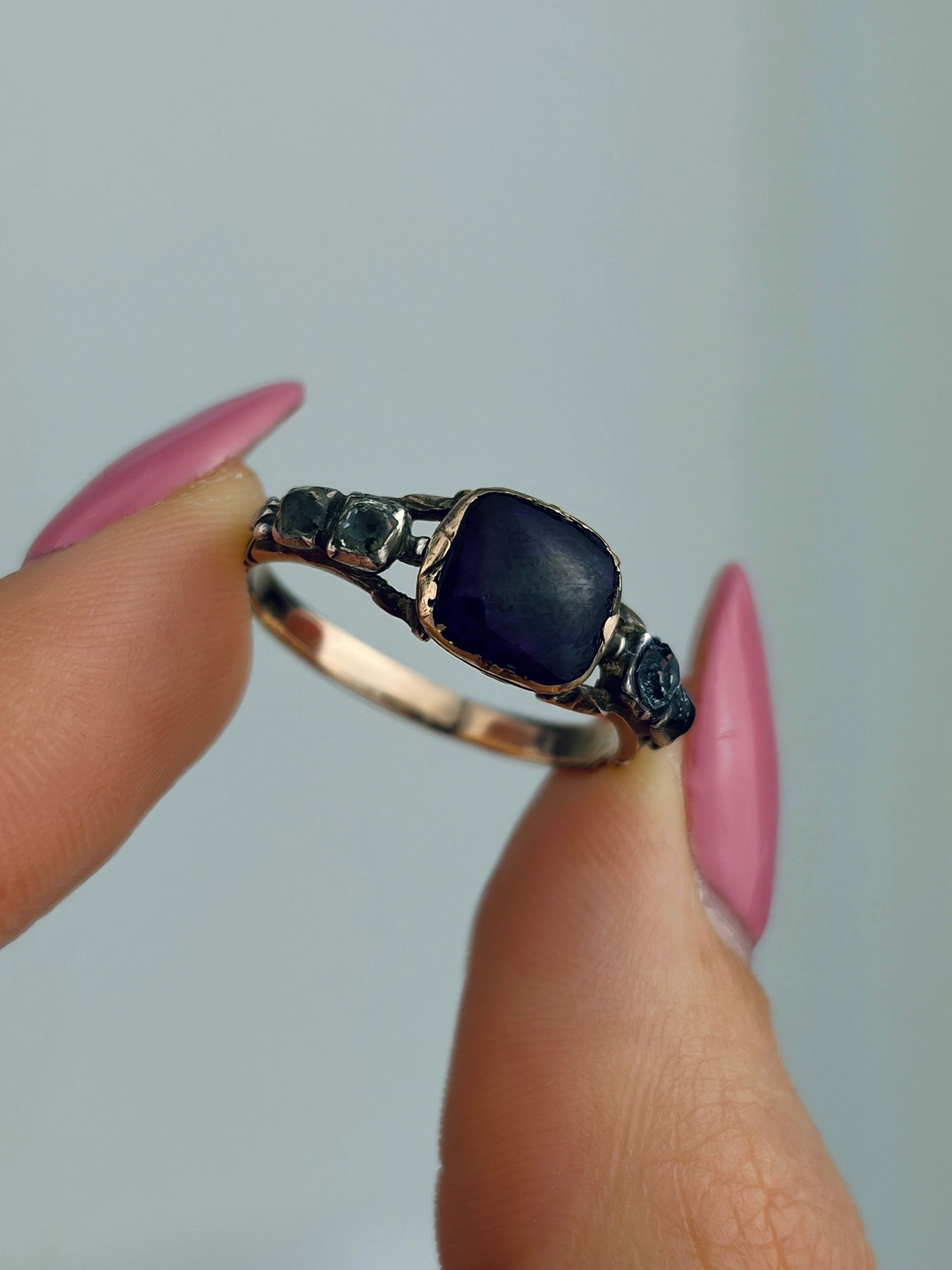 ANTIQUE GEORGIAN PURPLE AND WHITE PASTE 5 STONE RING IN GOLD - 5