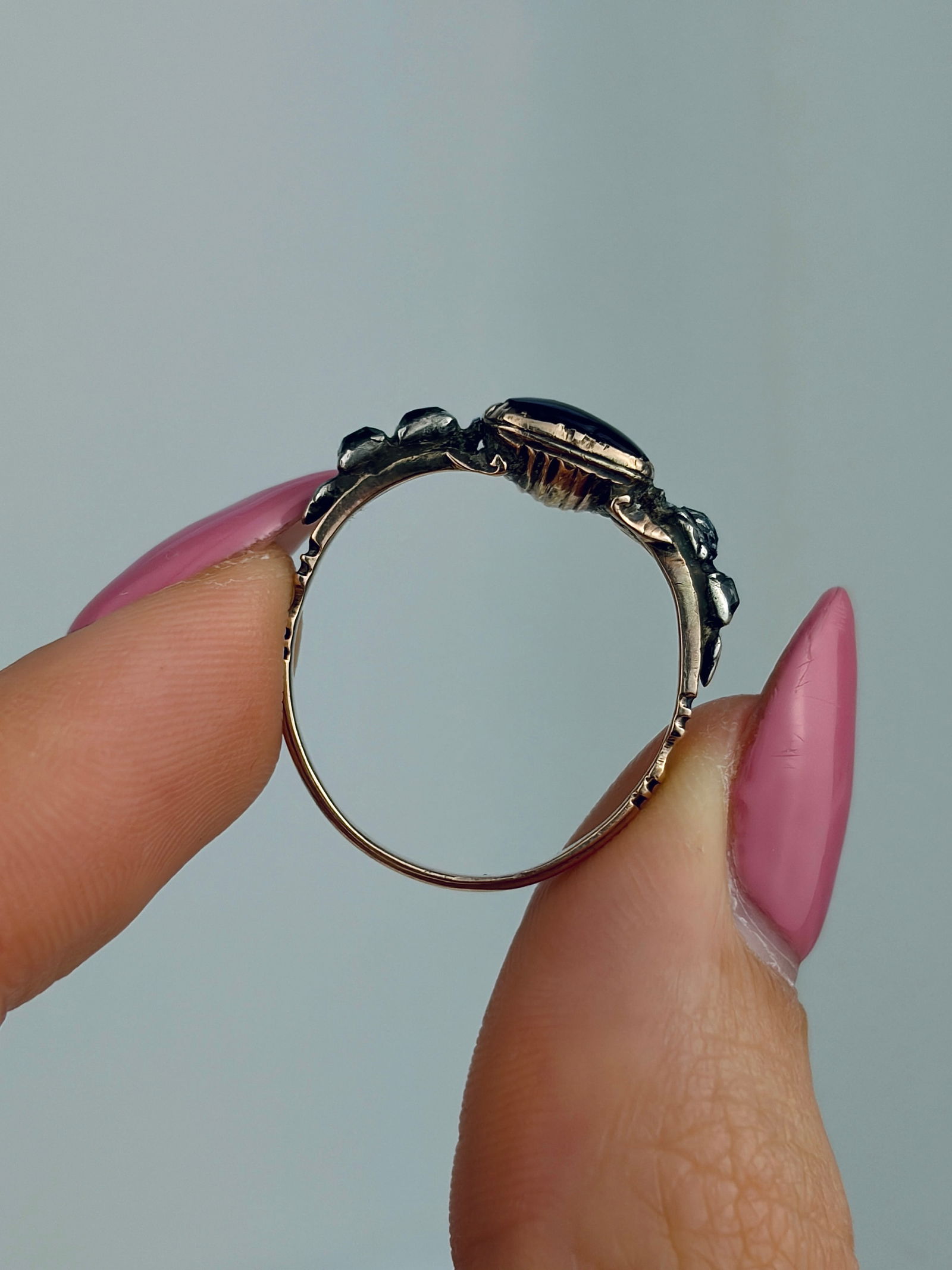 ANTIQUE GEORGIAN PURPLE AND WHITE PASTE 5 STONE RING IN GOLD - 6