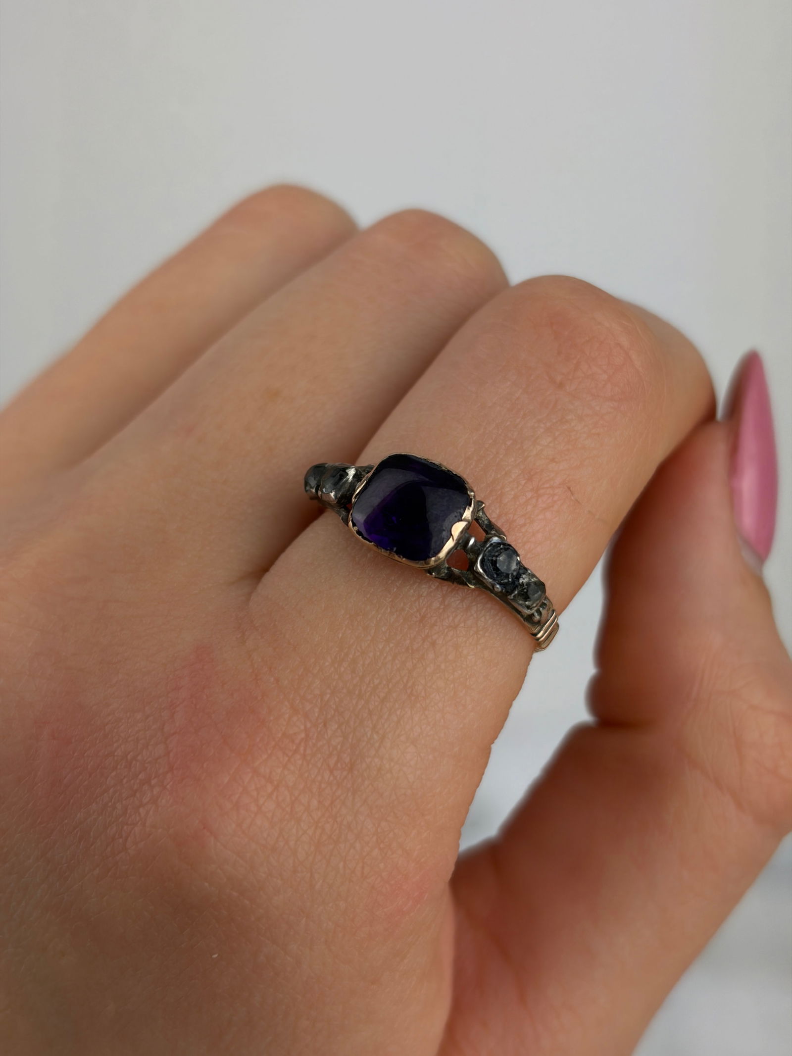 ANTIQUE GEORGIAN PURPLE AND WHITE PASTE 5 STONE RING IN GOLD - 8