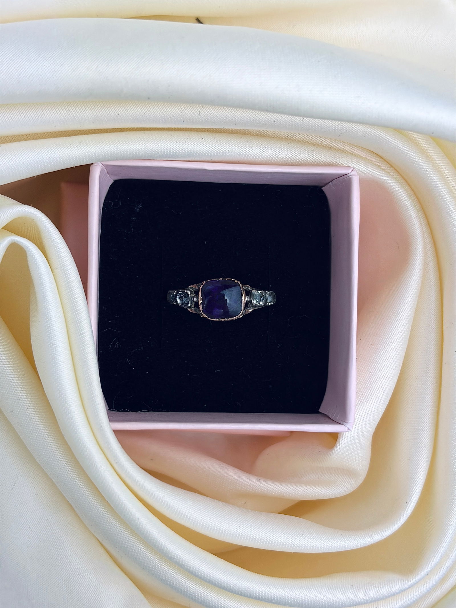 ANTIQUE GEORGIAN PURPLE AND WHITE PASTE 5 STONE RING IN GOLD - 9