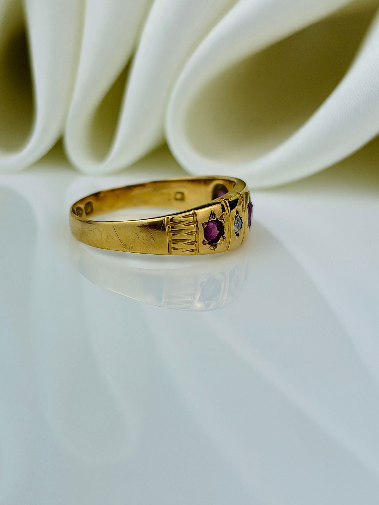 ANTIQUE c.1902 18CT YELLOW GOLD RUBY AND DIAMOND 5 STONE RING - 2
