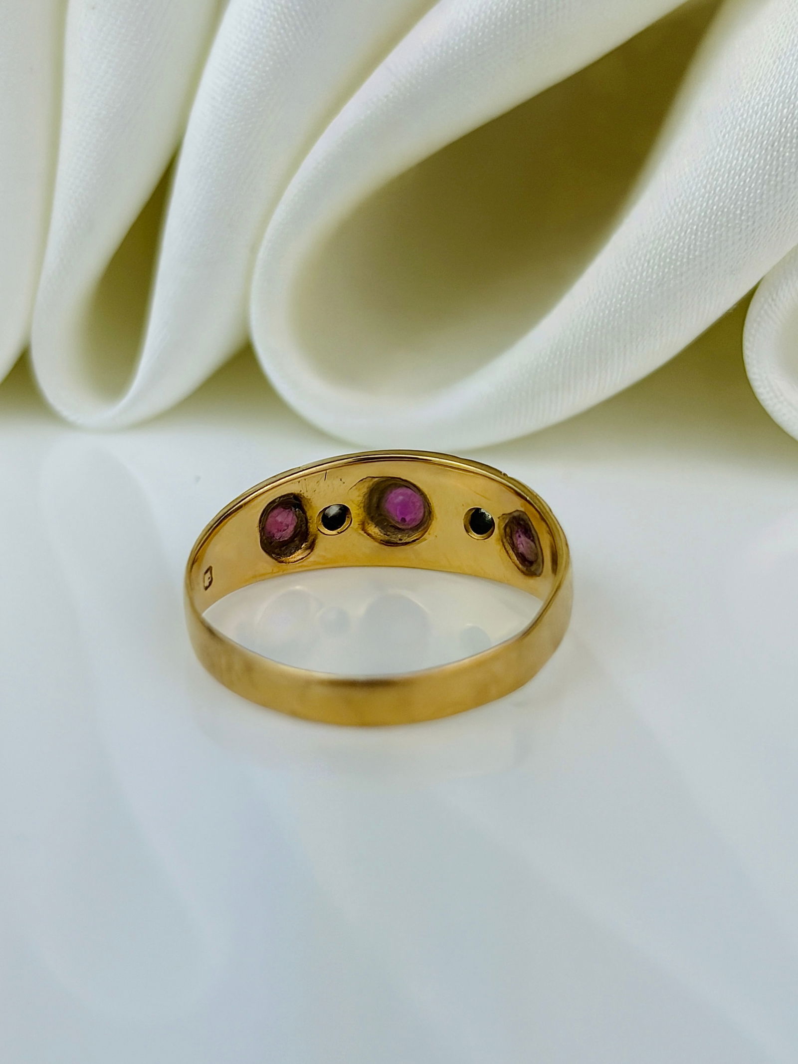 ANTIQUE c.1902 18CT YELLOW GOLD RUBY AND DIAMOND 5 STONE RING - 3