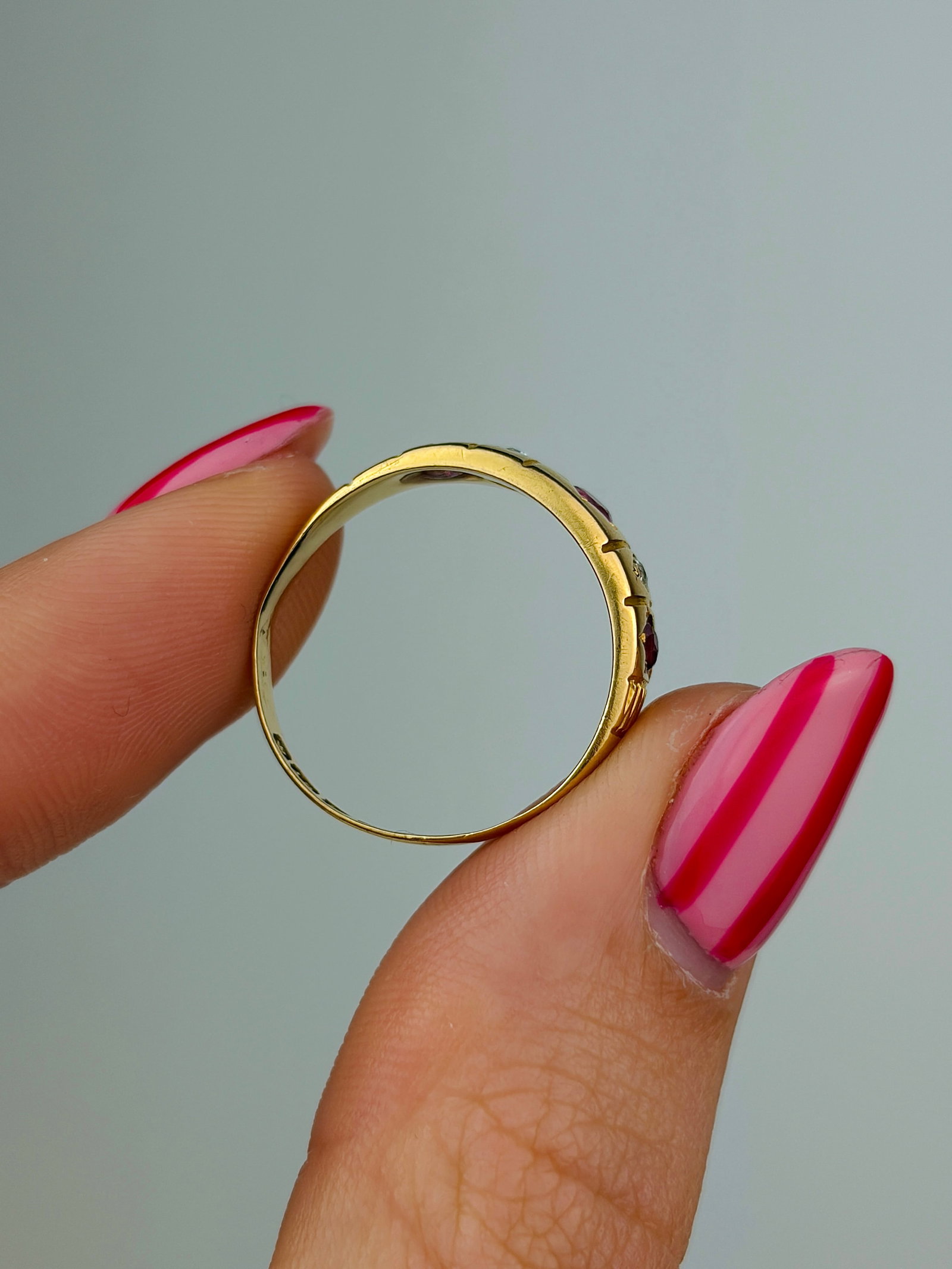 ANTIQUE c.1902 18CT YELLOW GOLD RUBY AND DIAMOND 5 STONE RING - 6