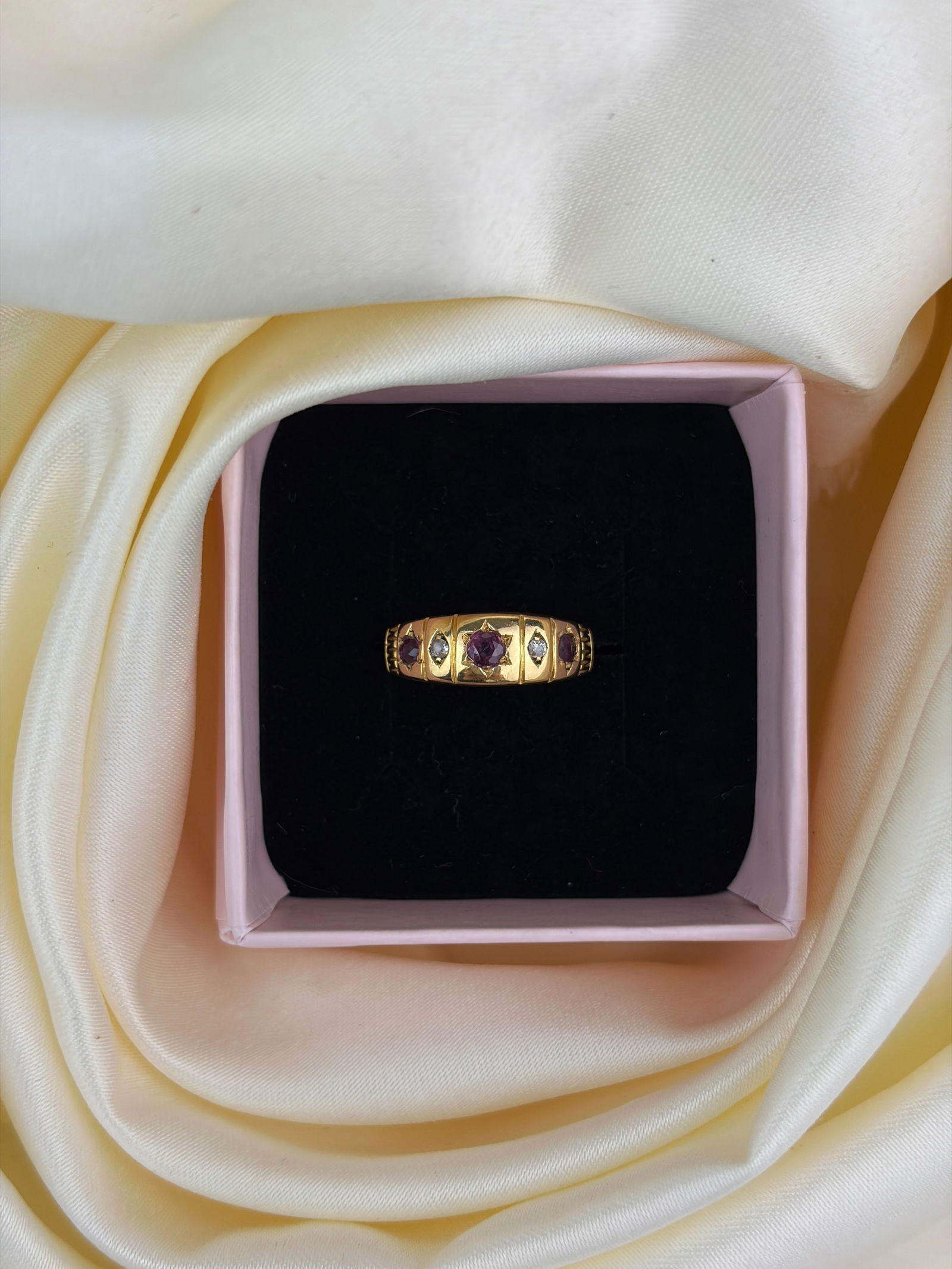 ANTIQUE c.1902 18CT YELLOW GOLD RUBY AND DIAMOND 5 STONE RING - 7