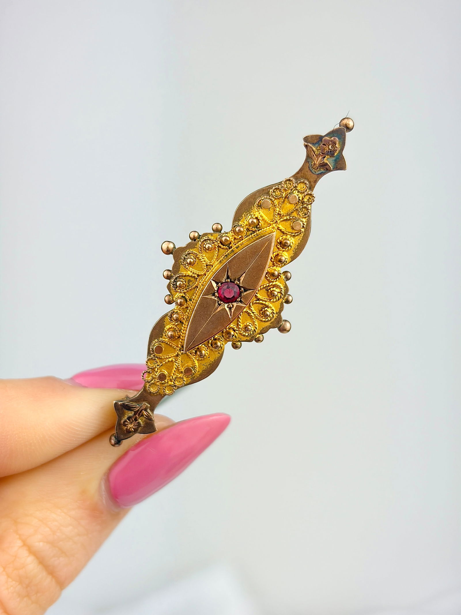 ANTIQUE 9CT YELLOW GOLD PINK TOURMALINE STAR BROOCH: ANTIQUE 9CT YELLOW GOLD PINK TOURMALINE STAR BROOCH Weight: 3.53g Size: 18x50mm Materials: 9ct gold Hallmarks: Chester, 9ct, c.1902 Condition: Very good overall condition. Some signs of