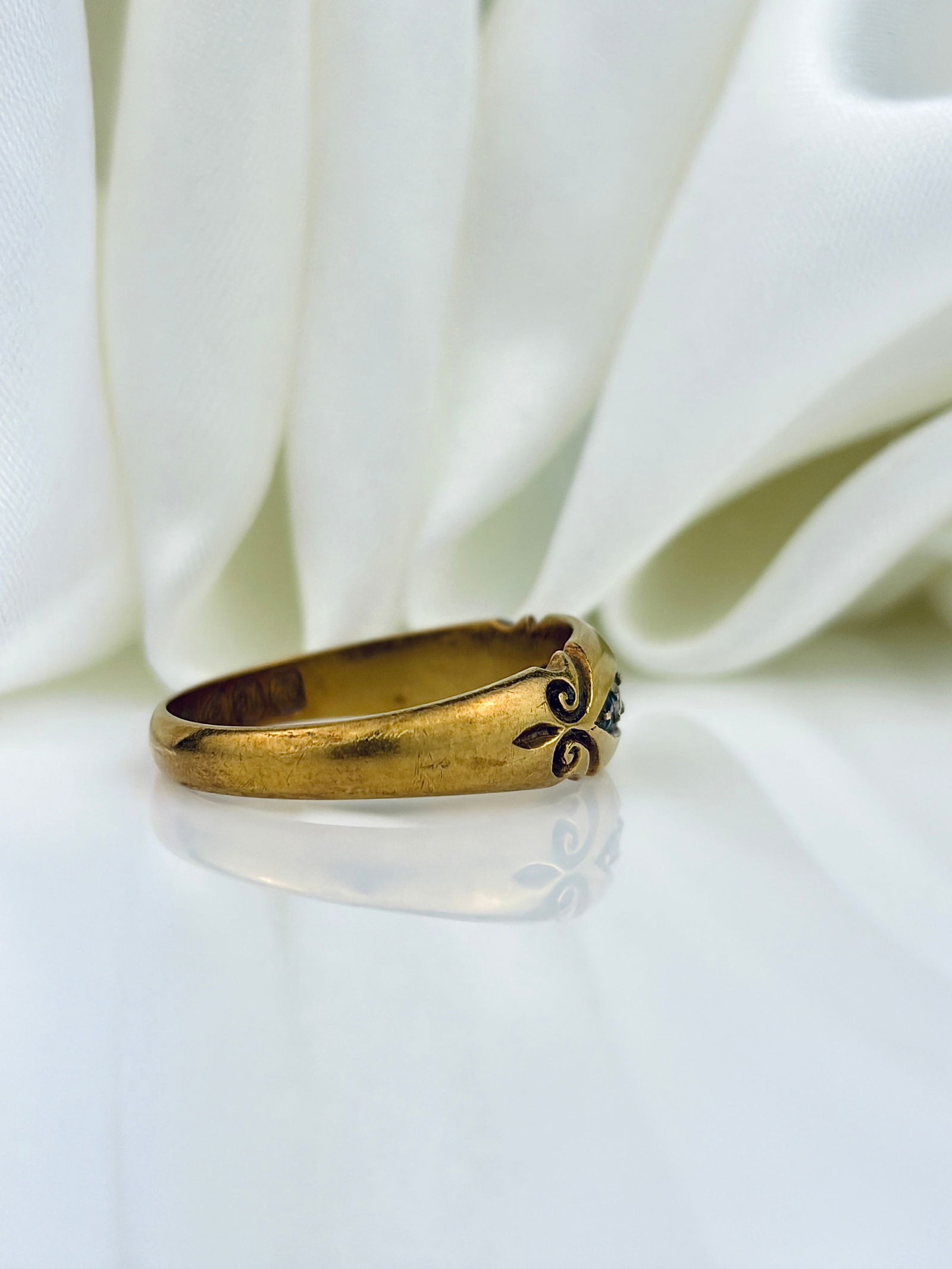 ANTIQUE VICTORIAN 18CT YELLOW GOLD SAPPHIRE AND DIAMOND BOAT RING - 2