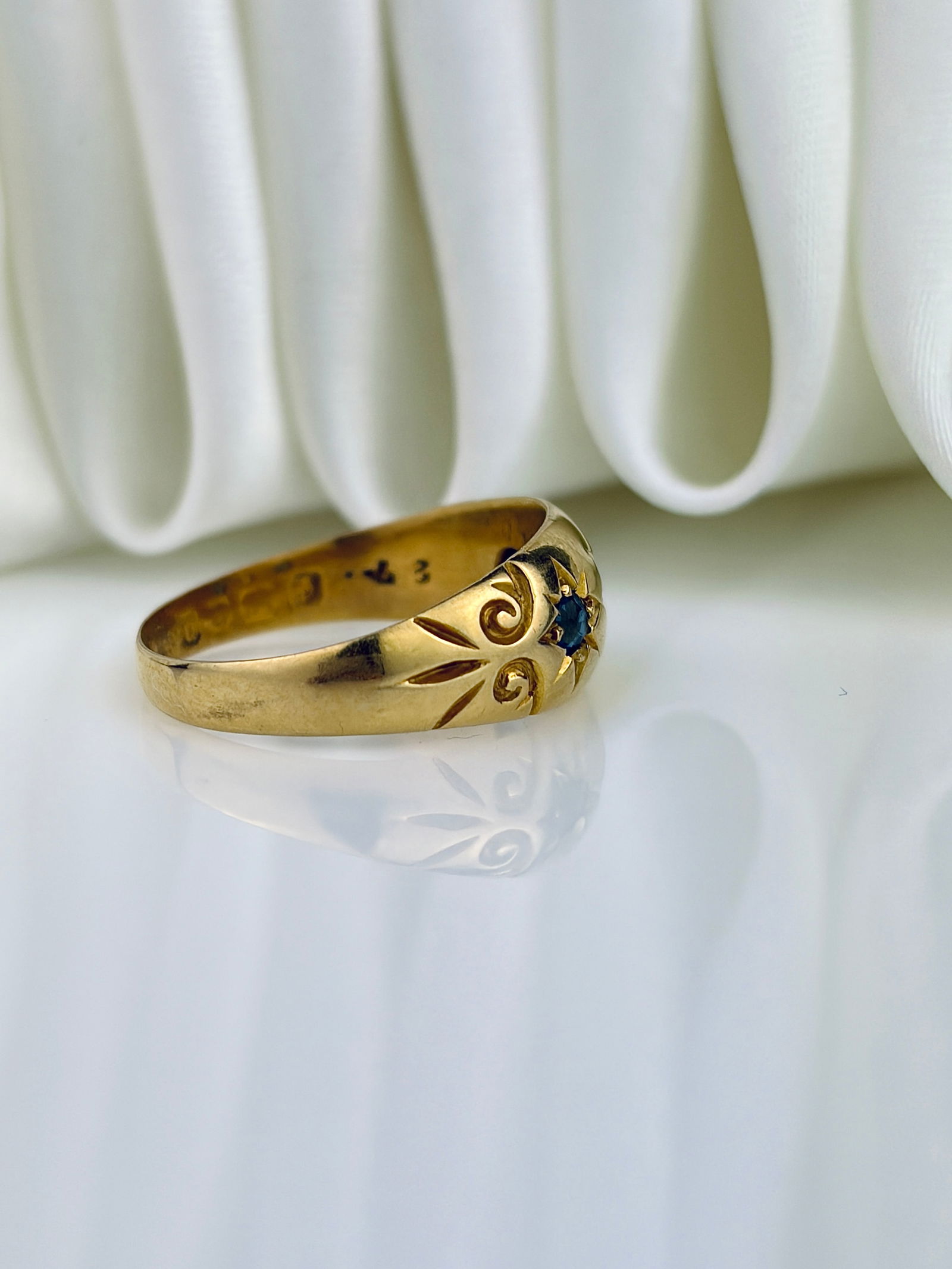 ANTIQUE 18CT YELLOW GOLD SAPPHIRE AND DIAMOND 3 STONE STAR RING - 2