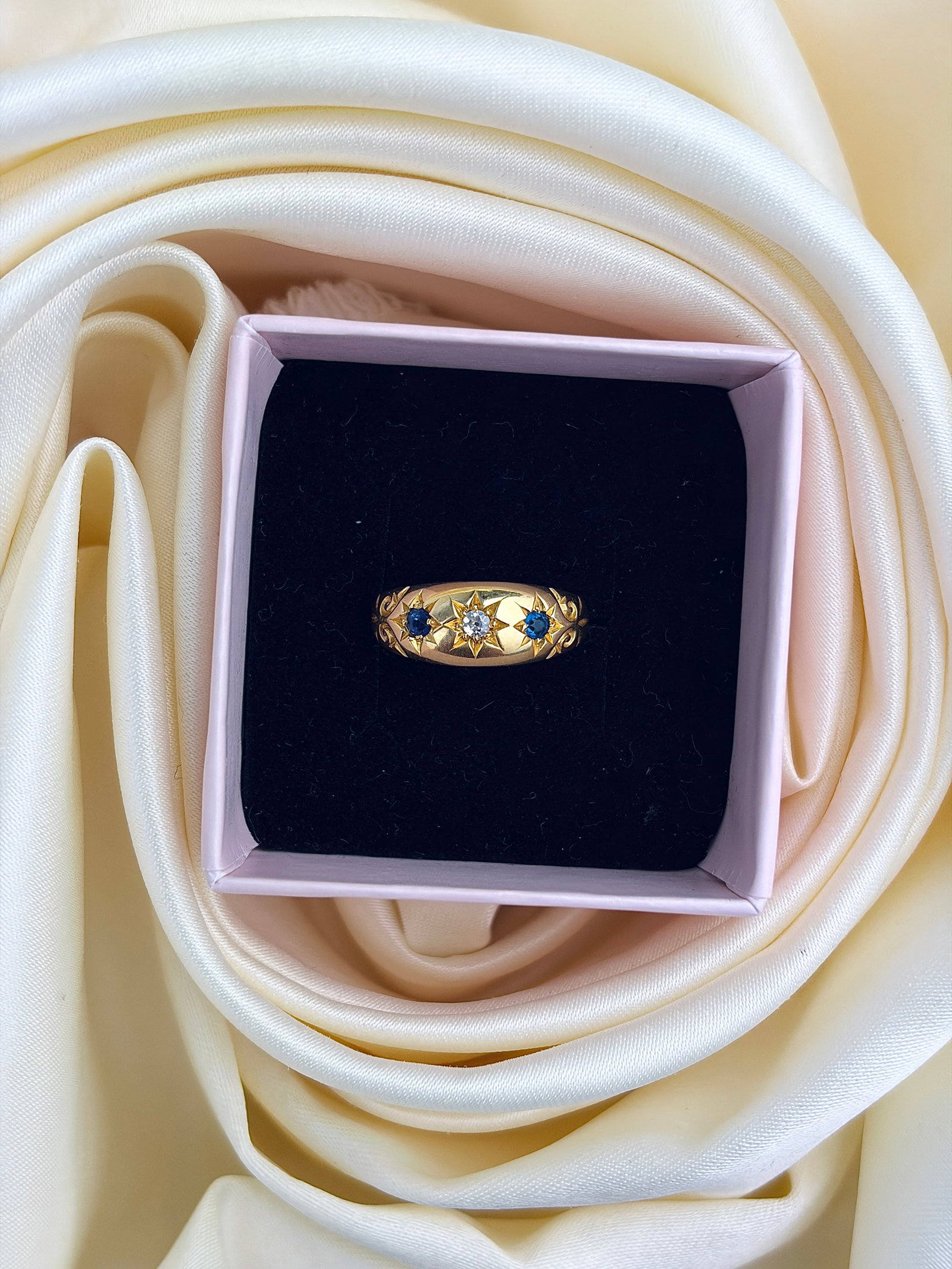 ANTIQUE 18CT YELLOW GOLD SAPPHIRE AND DIAMOND 3 STONE STAR RING - 9