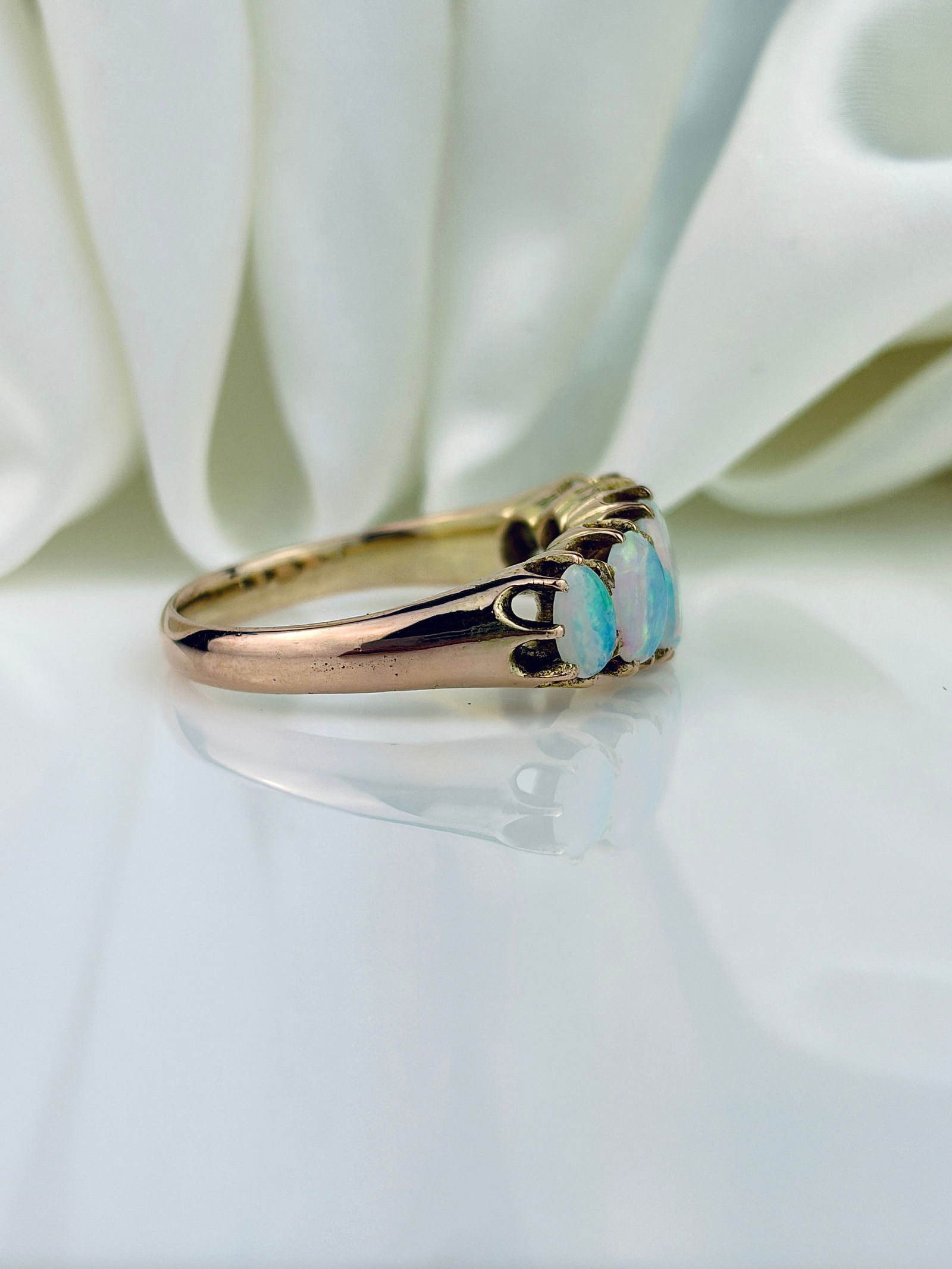 VINTAGE OPAL 5 STONE RING IN GOLD - 2