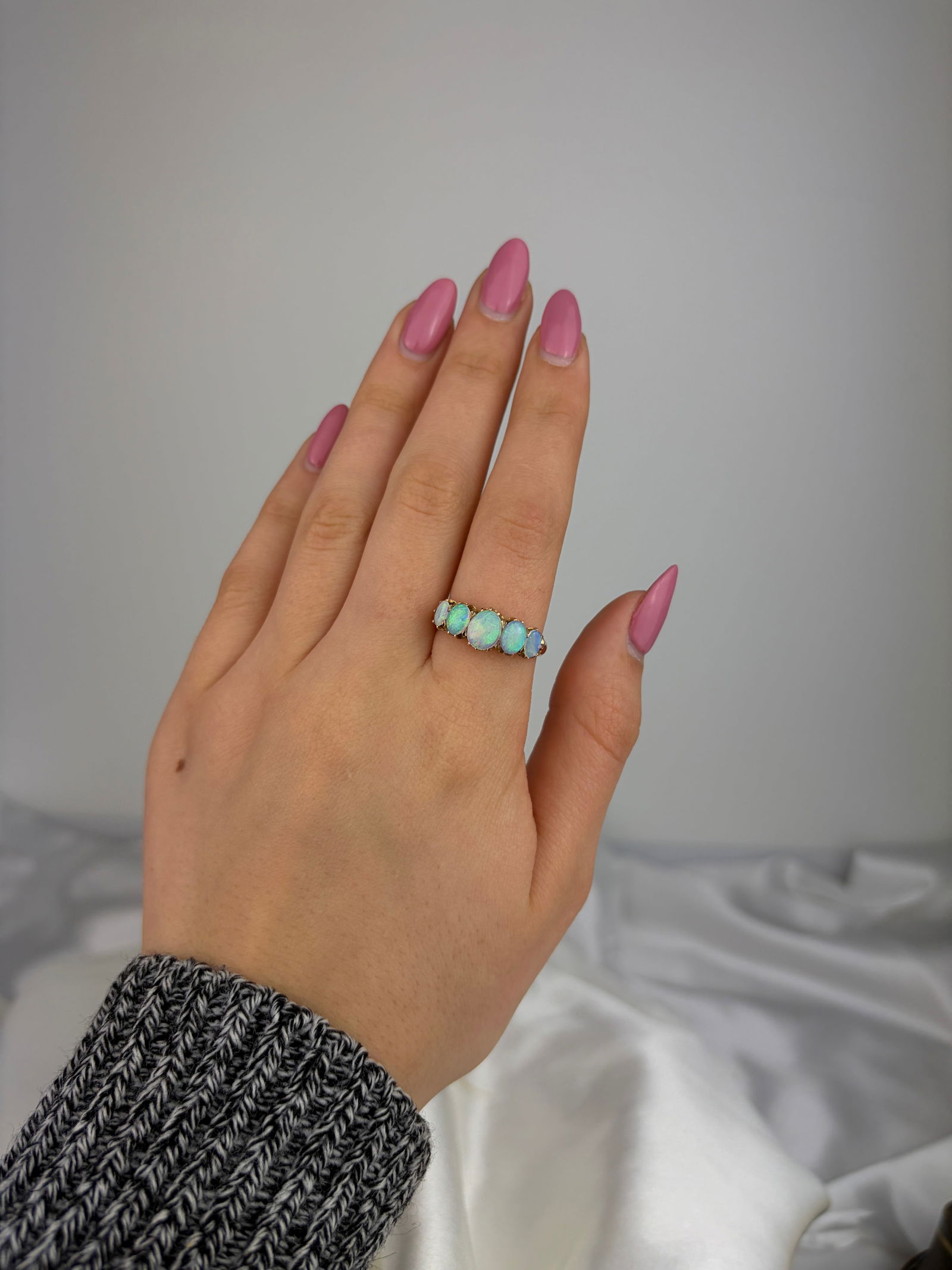 VINTAGE OPAL 5 STONE RING IN GOLD - 7