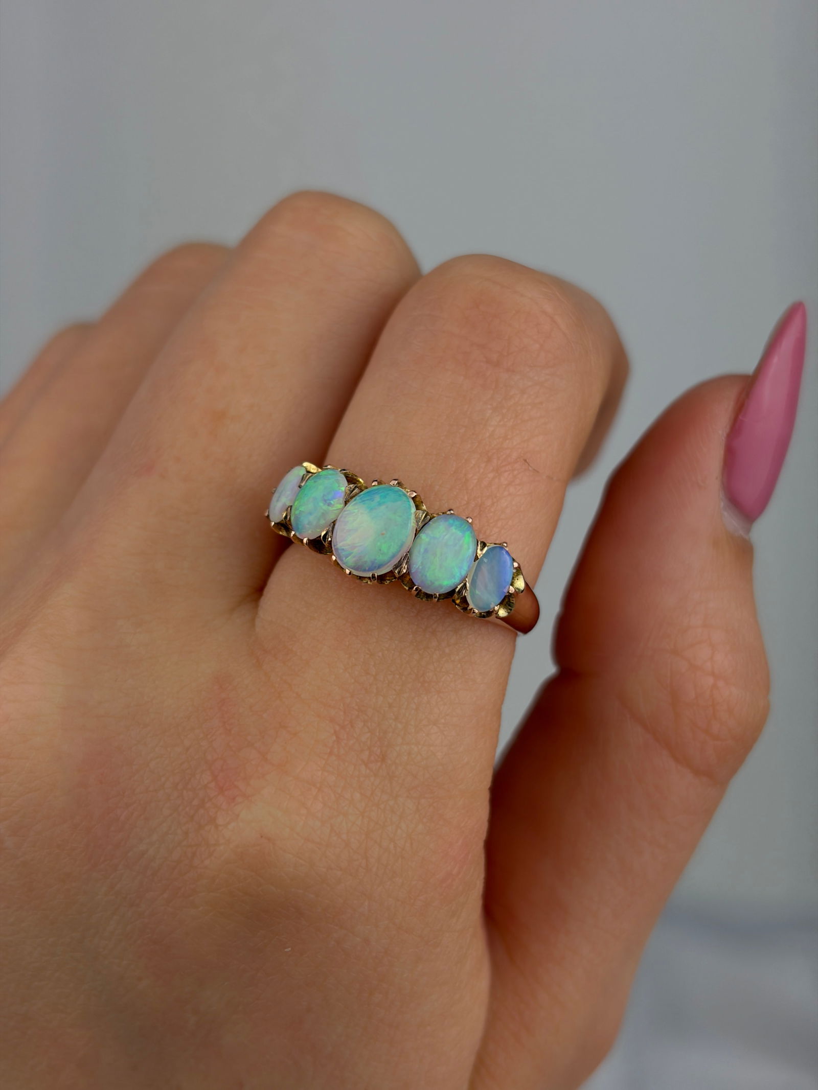 VINTAGE OPAL 5 STONE RING IN GOLD - 8