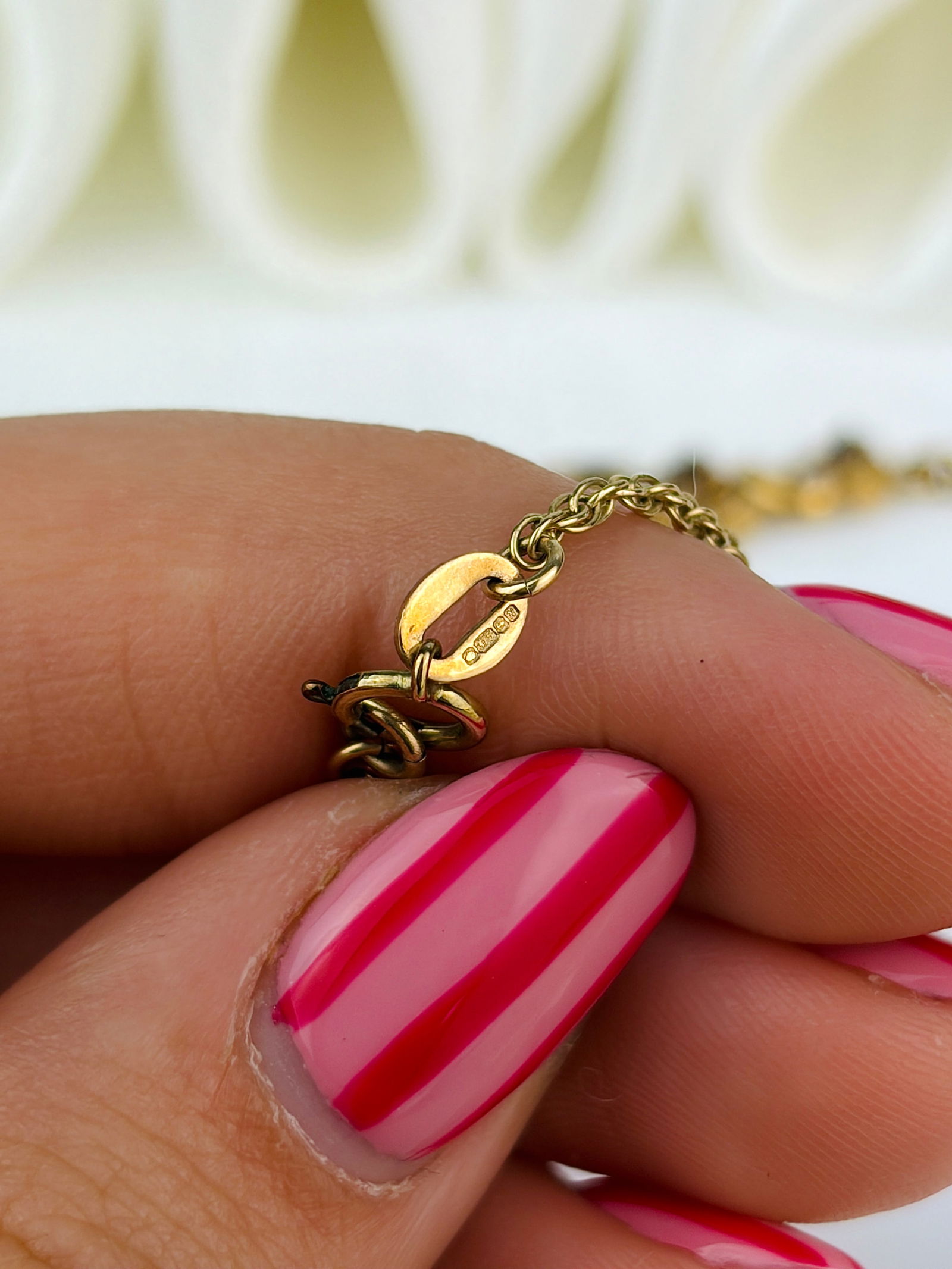 SWEET 9CT GOLD GARNET NECKLACE - 4