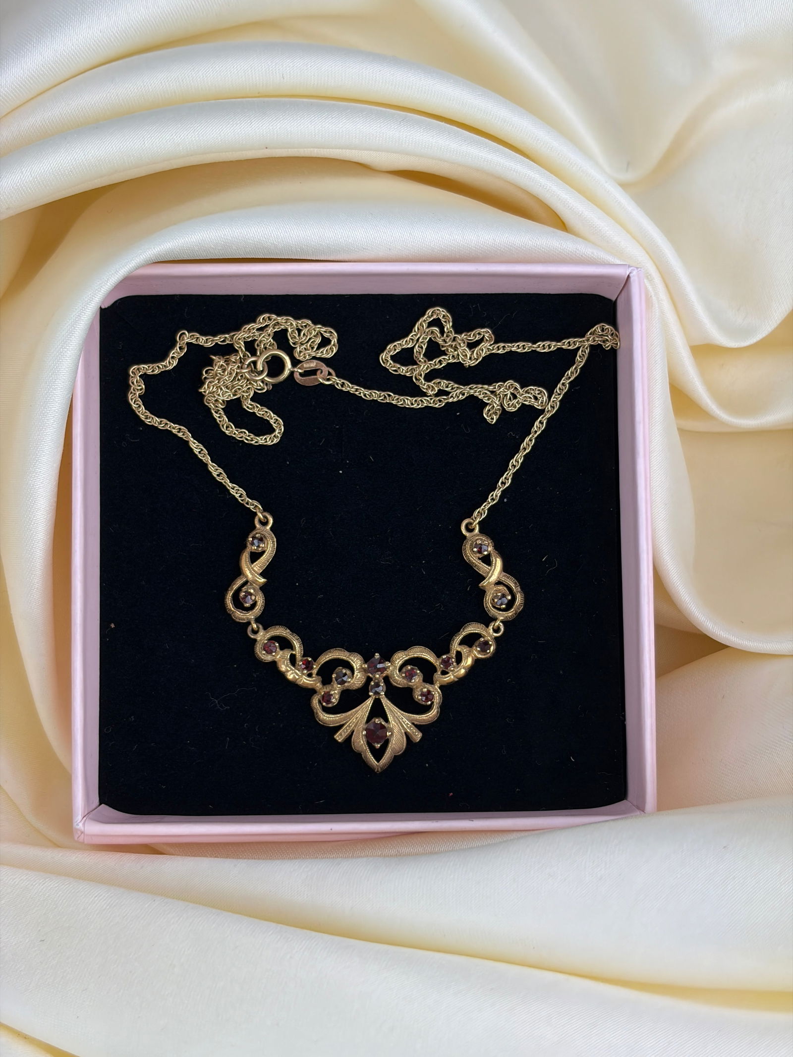 SWEET 9CT GOLD GARNET NECKLACE - 5