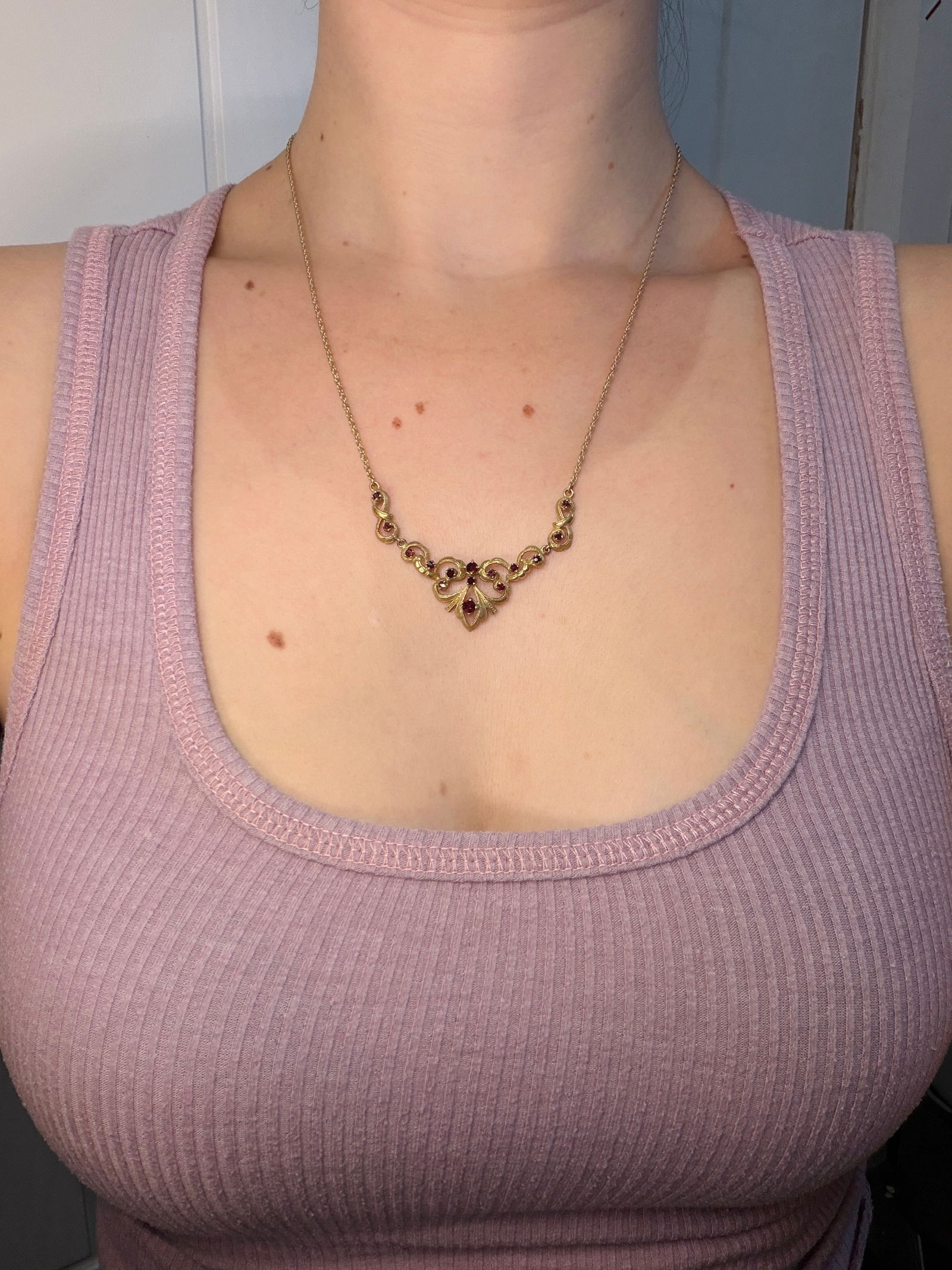 SWEET 9CT GOLD GARNET NECKLACE - 6