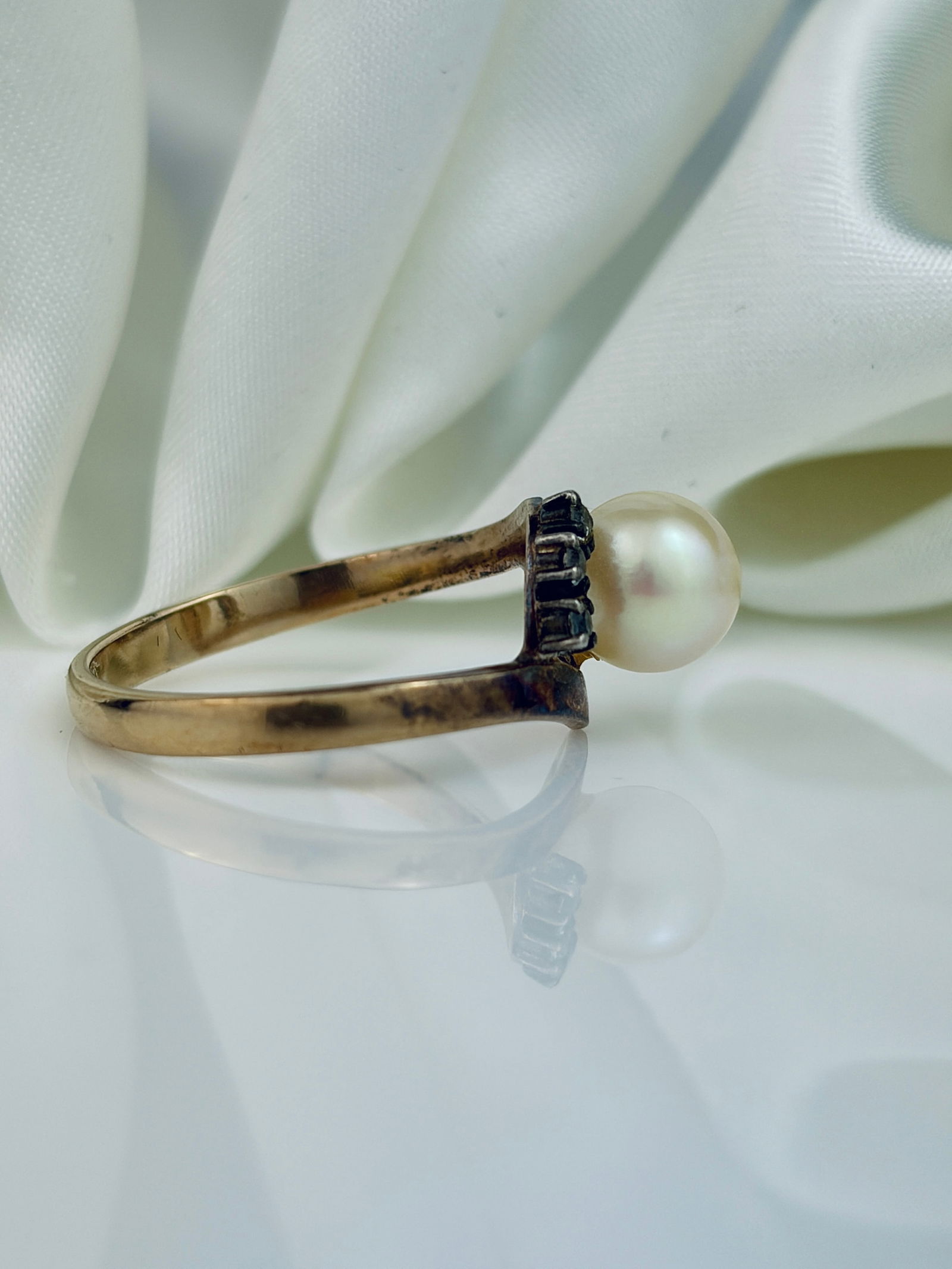 VINTAGE 14CT GOLD PEARL AND WHITE SPINEL TWIST RING - 2